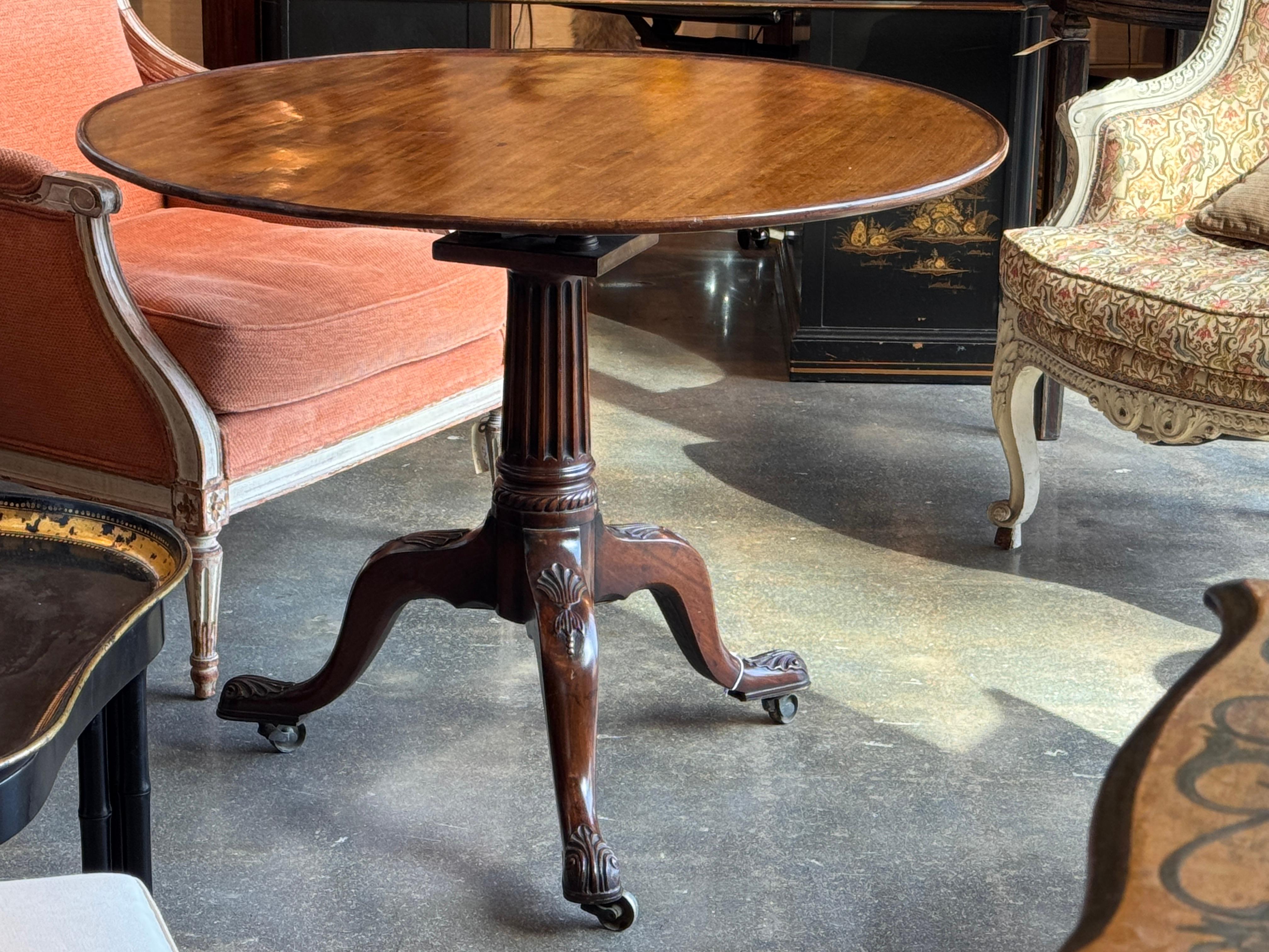 Table à thé ronde en acajou du 19e siècle en vente 4