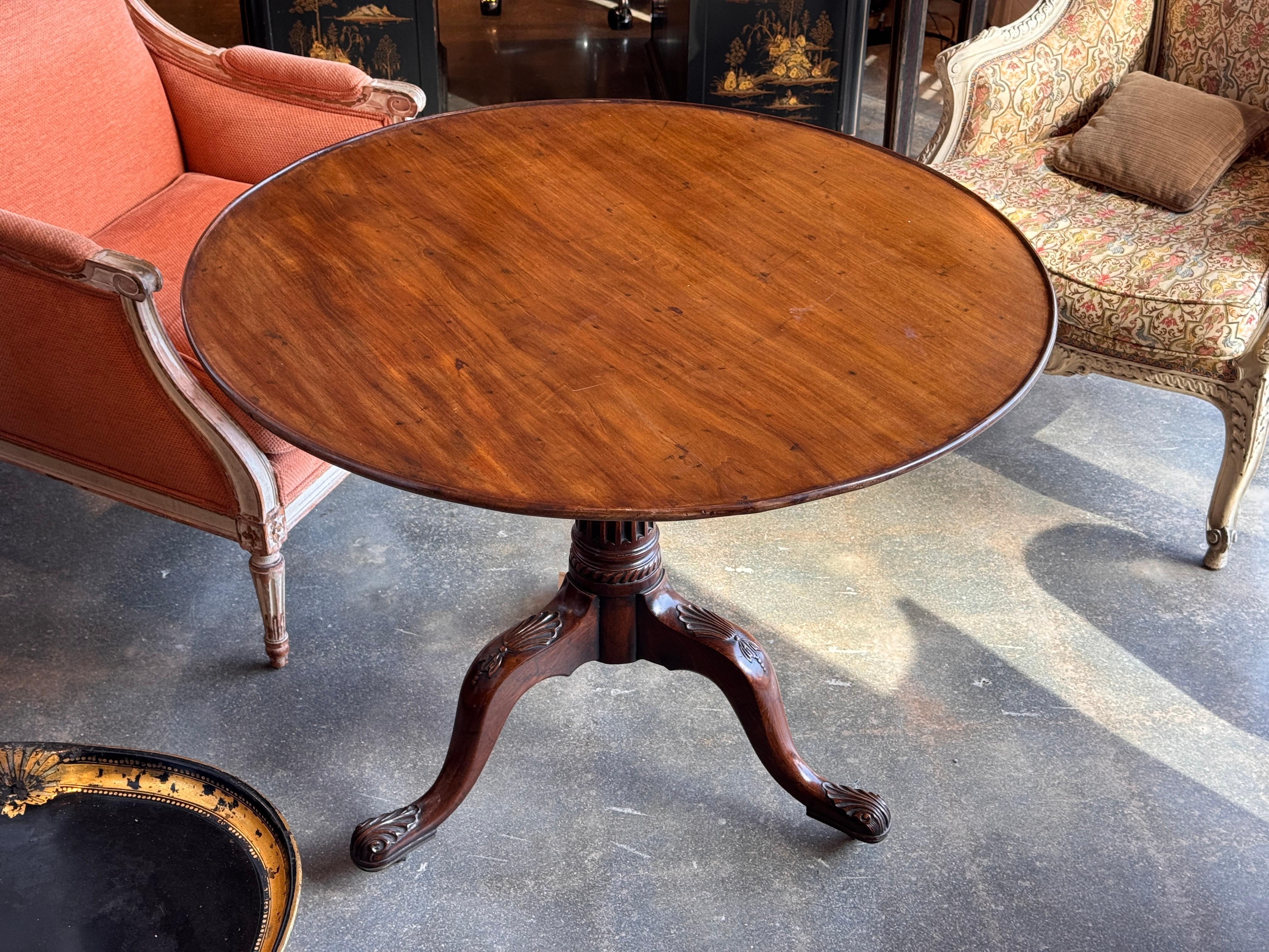 Anglais Table à thé ronde en acajou du 19e siècle en vente