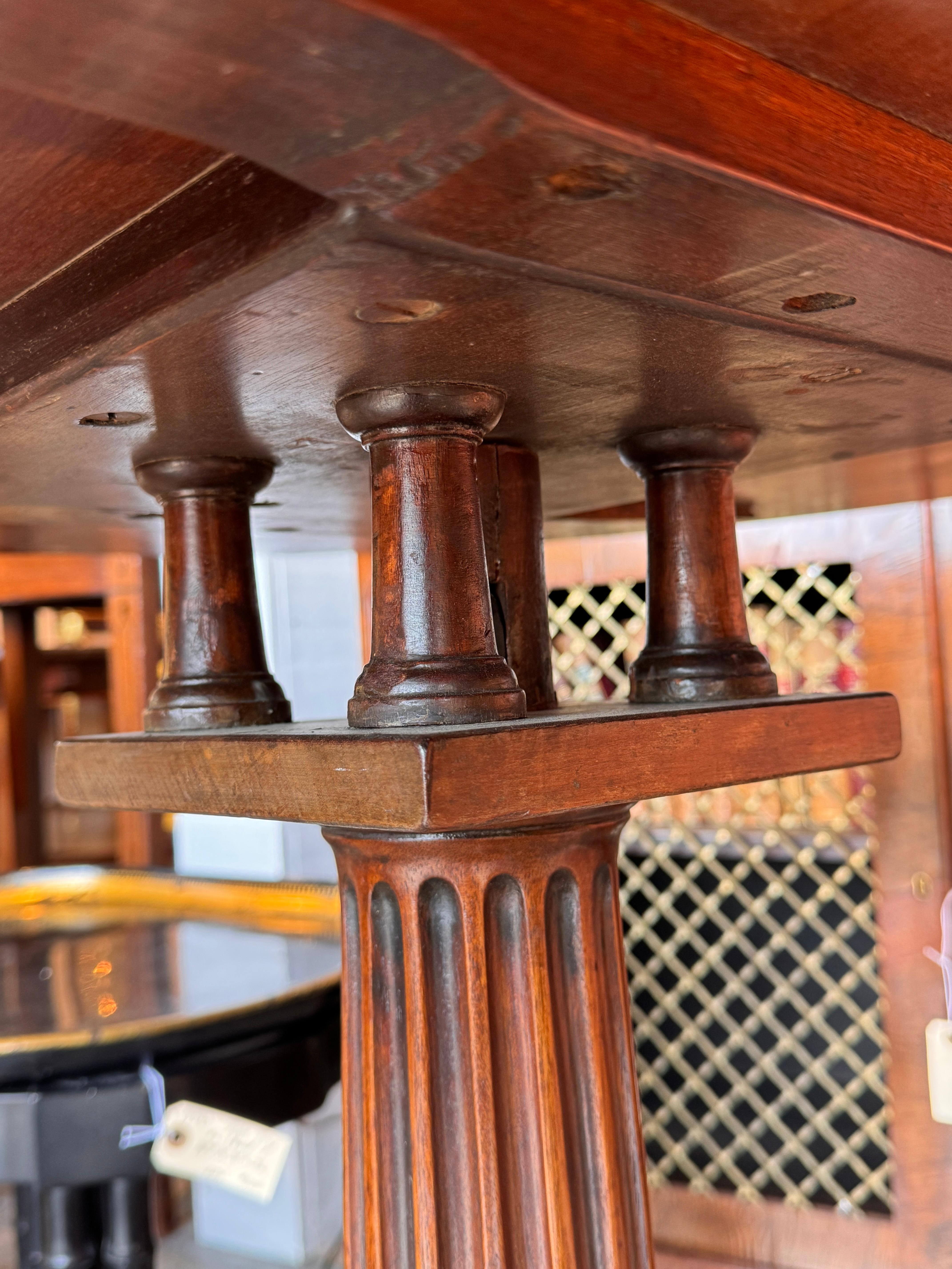 Table à thé ronde en acajou du 19e siècle en vente 2