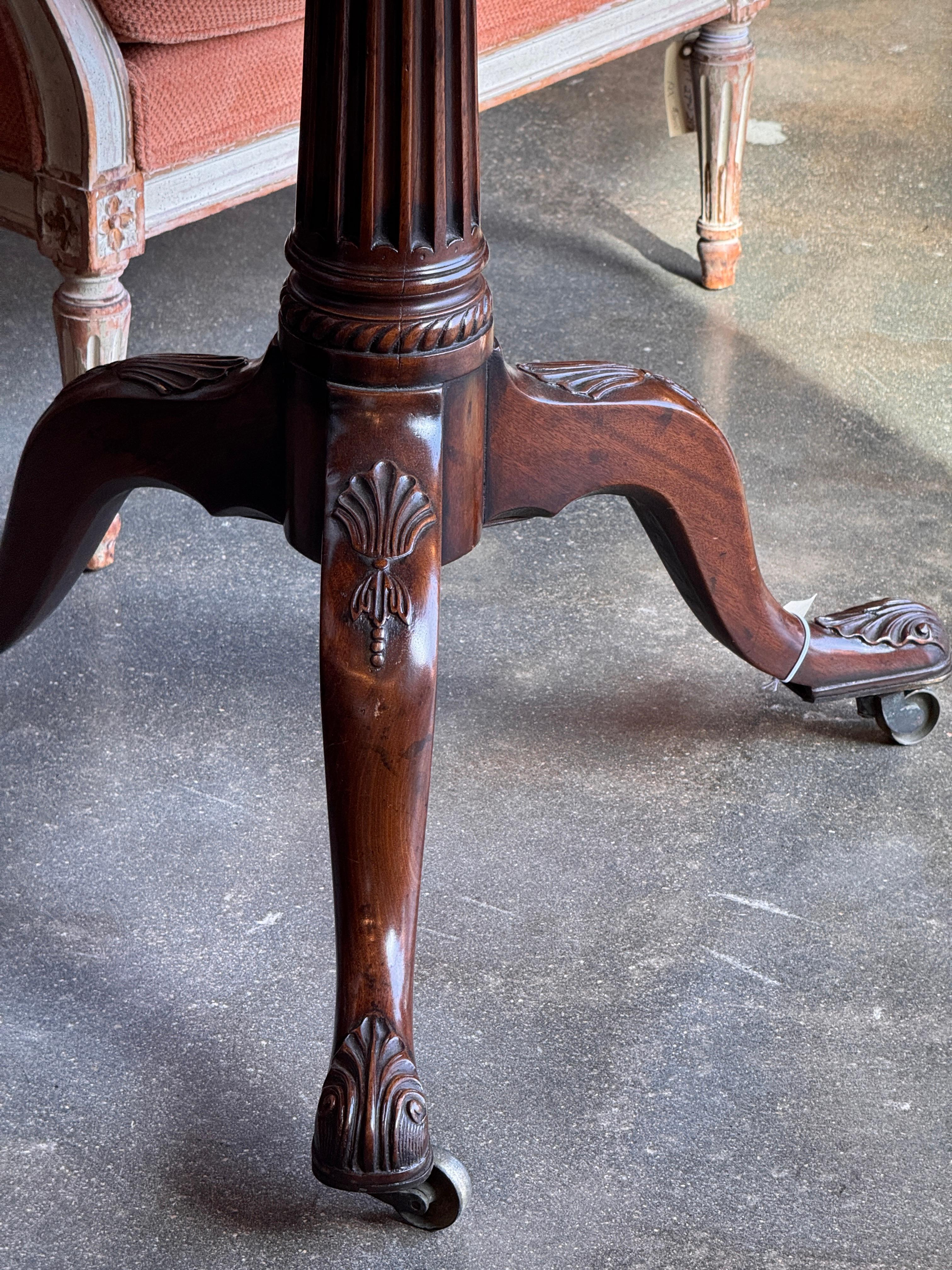 Table à thé ronde en acajou du 19e siècle en vente 3