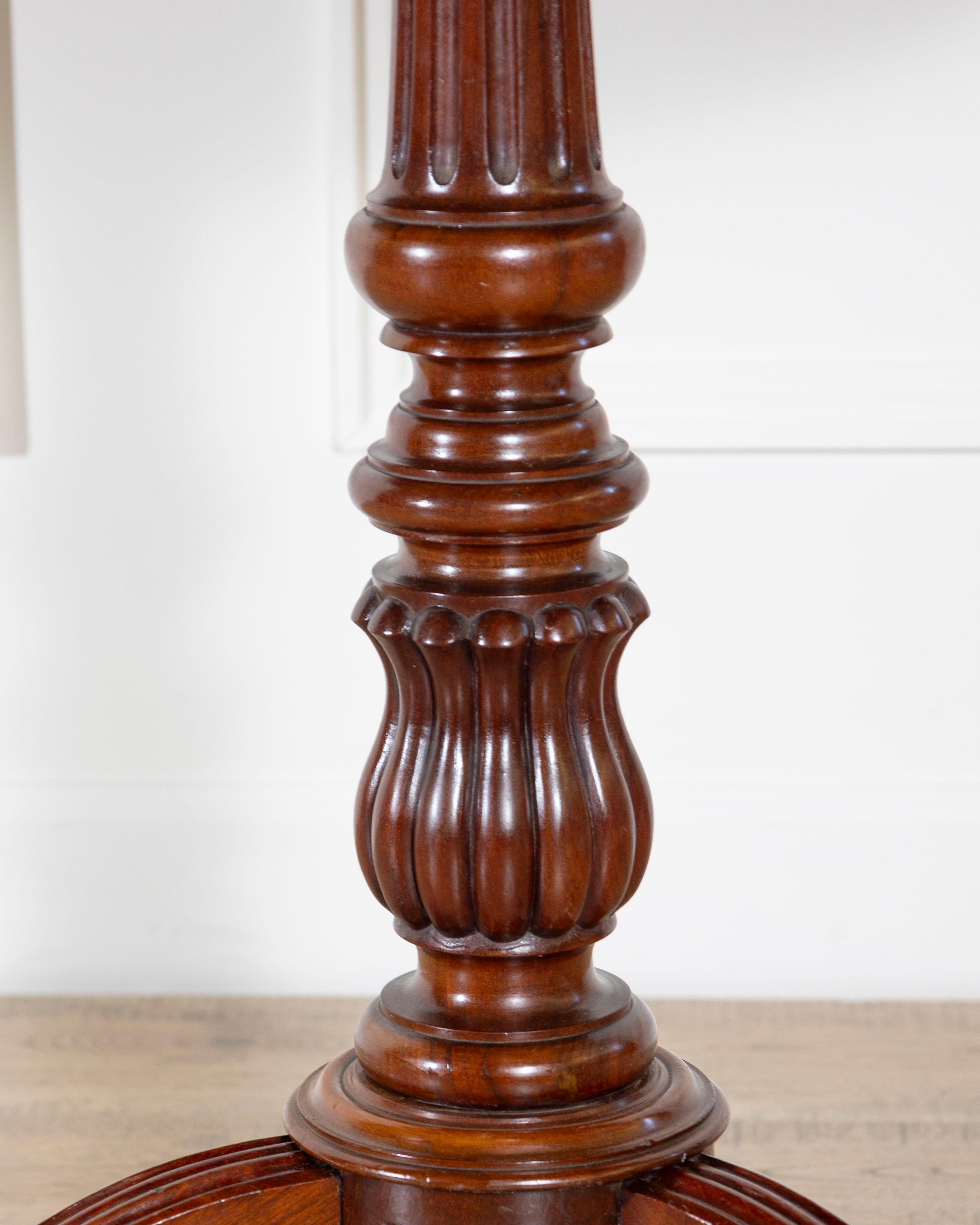 Guéridon rond en acajou du XIXe siècle à plateau basculant en vente 2