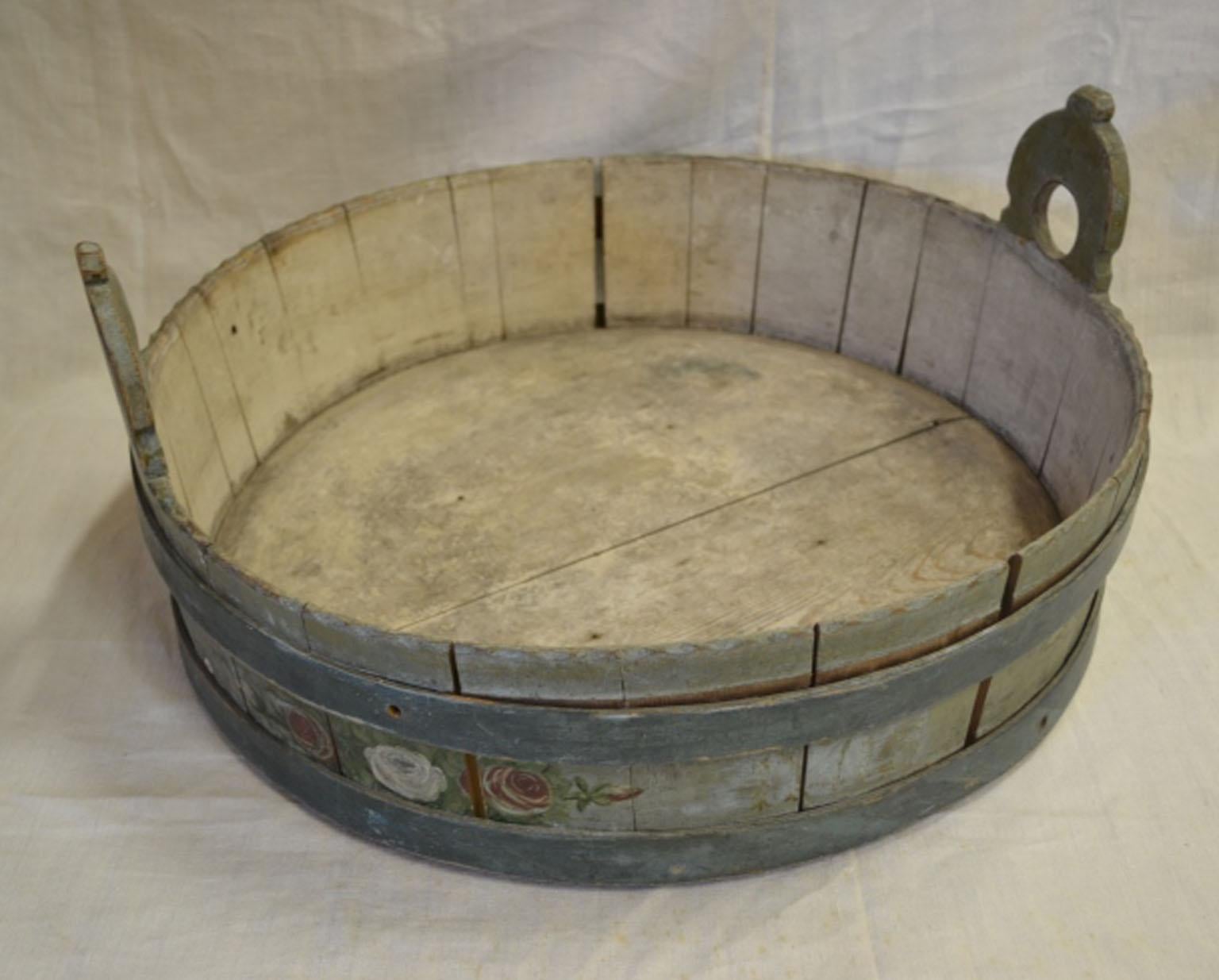 19th Century Round Painted Wood Container from Alsace In Fair Condition For Sale In Vista, CA
