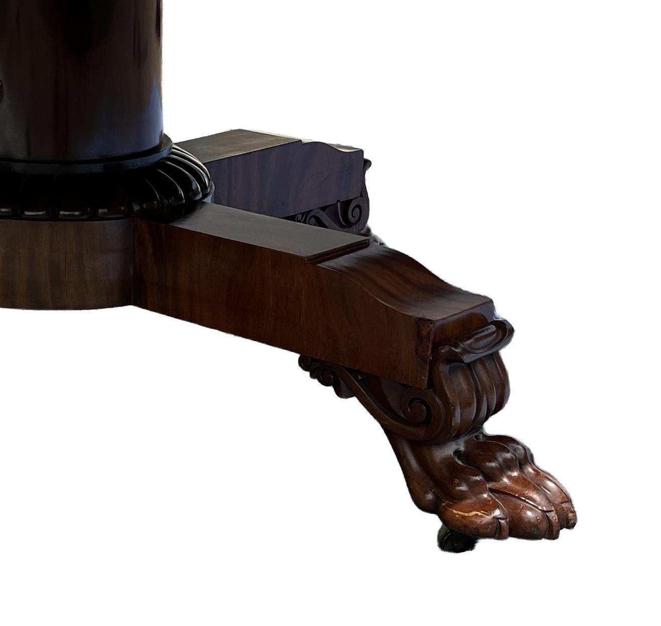 19th Century Round Regency Dining Table In Good Condition For Sale In Solebury, PA