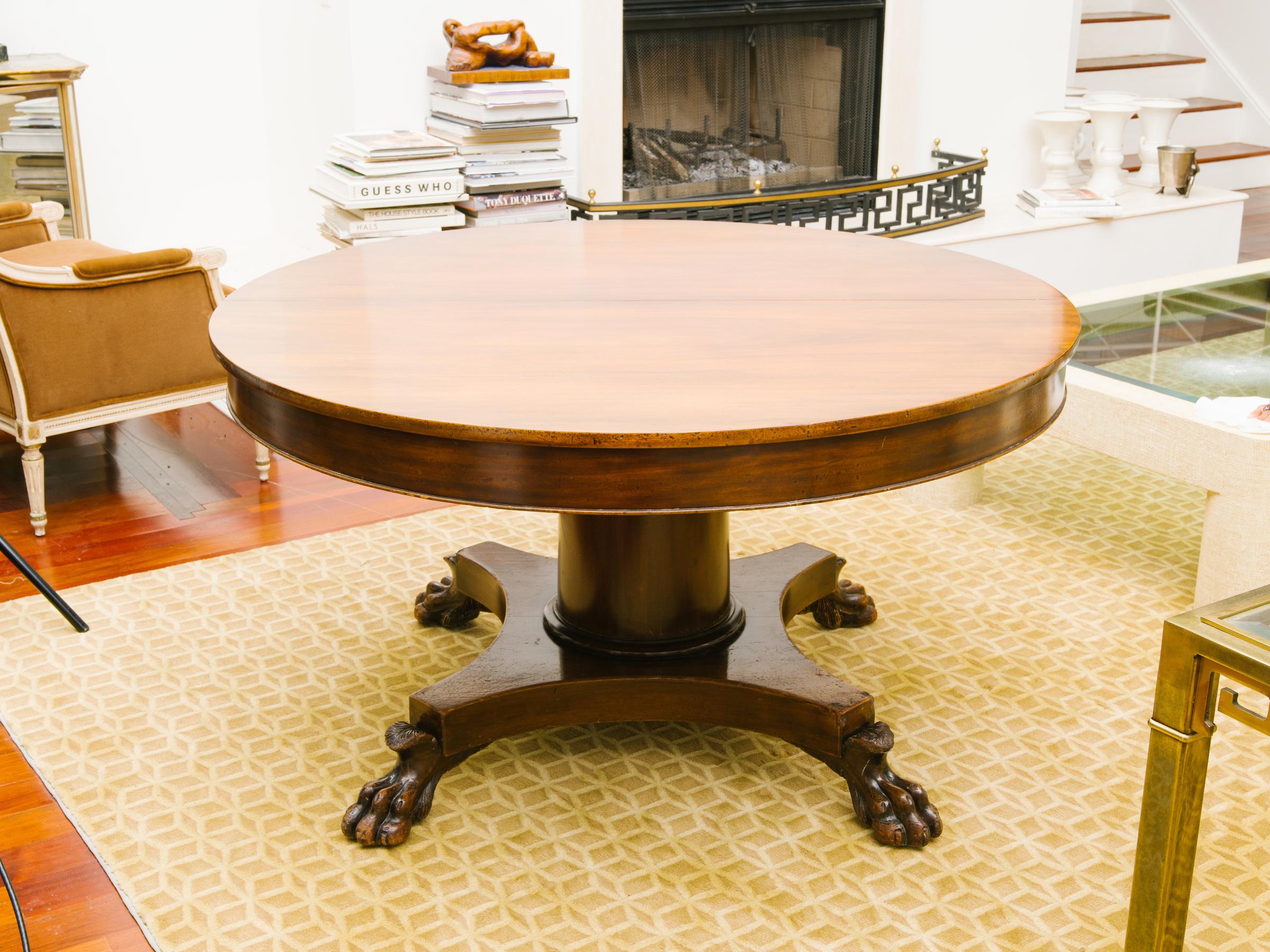 19th Century Round Regency Mahogany Dining Table with Lion Paw Feet In Good Condition In Tarrytown, NY