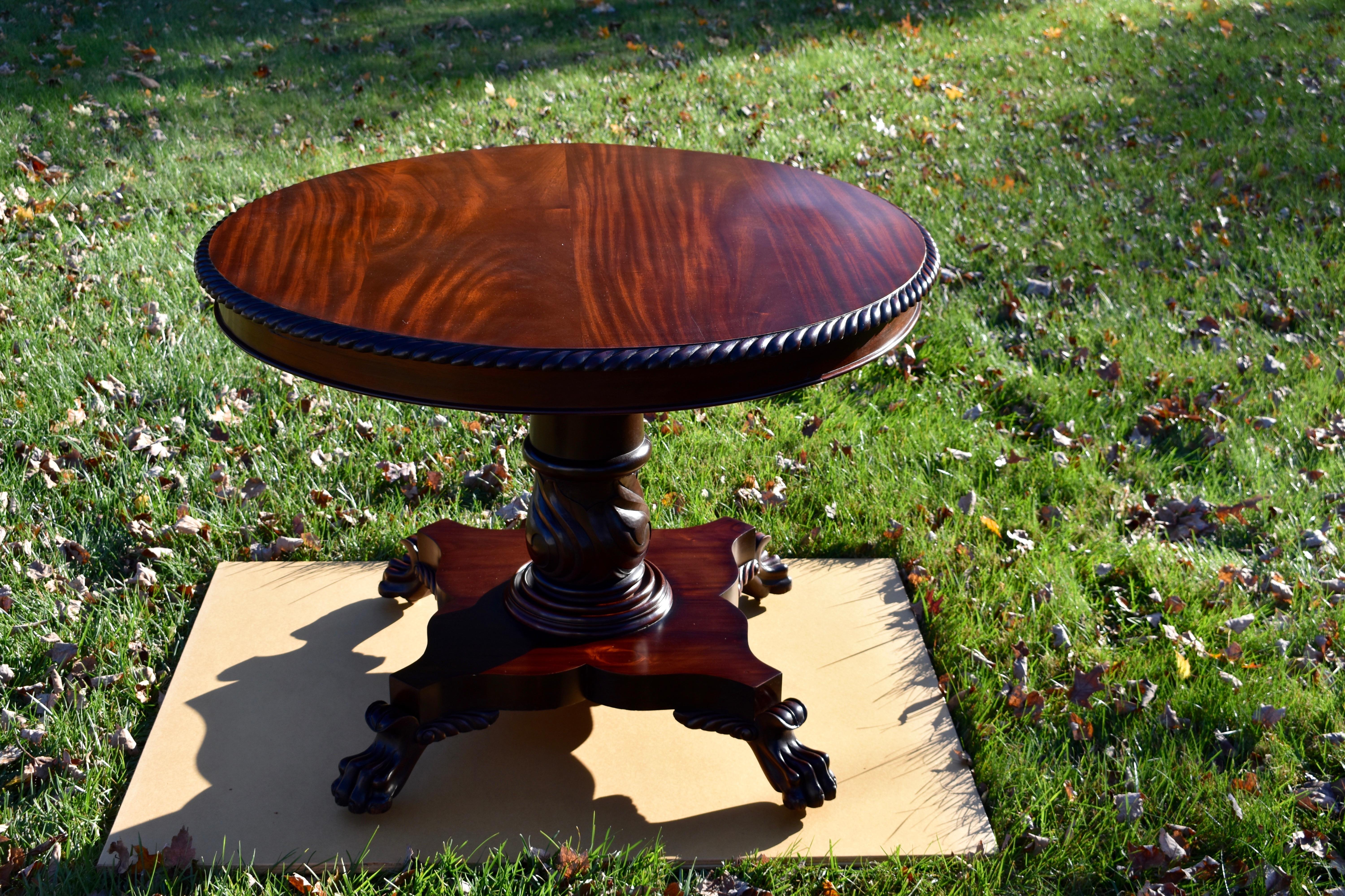 American 19th Century Round Regency Mahogany Table with Lion Paw Feet For Sale