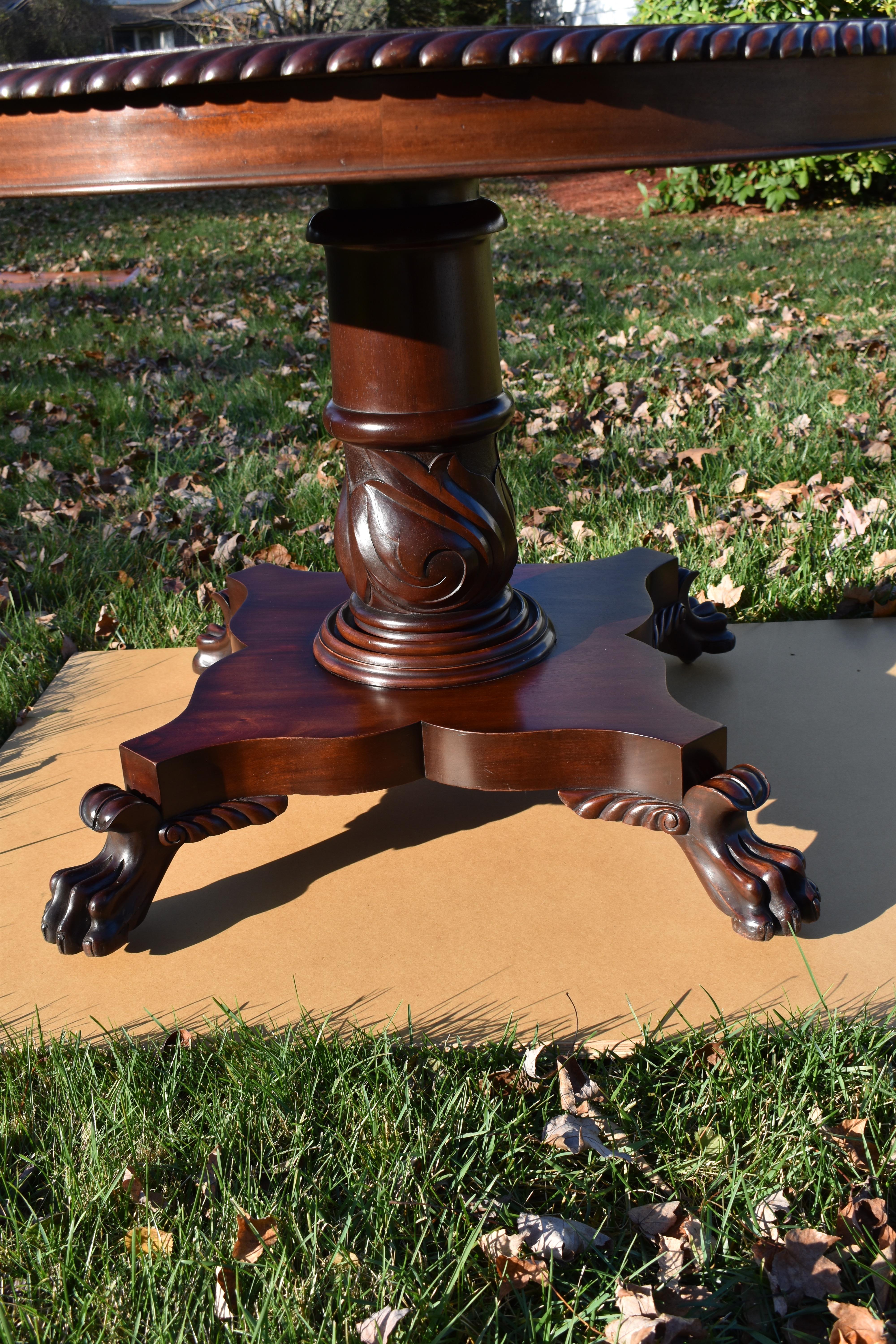 19th Century Round Regency Mahogany Table with Lion Paw Feet For Sale 1