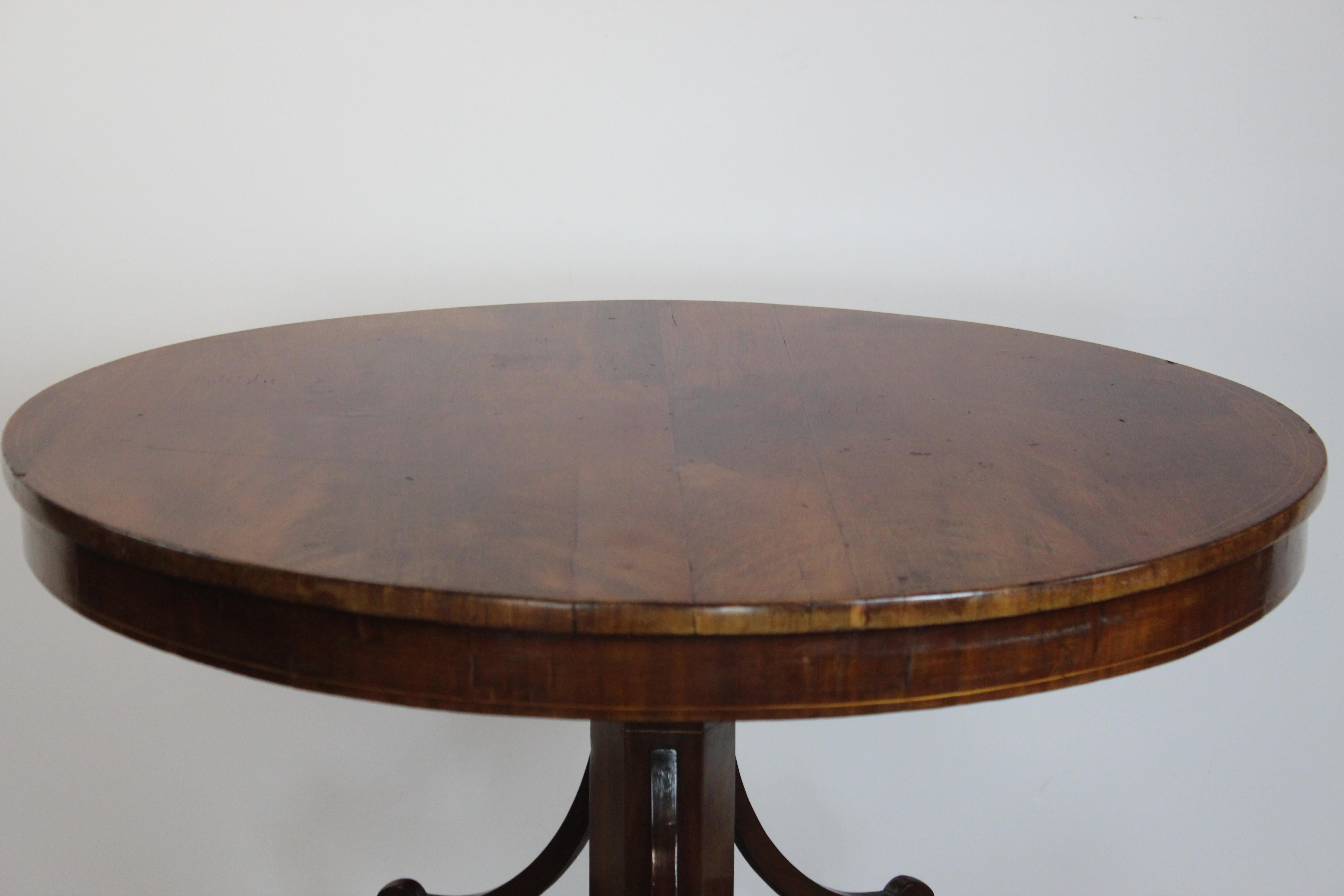 19th century round shape mahogany English table.