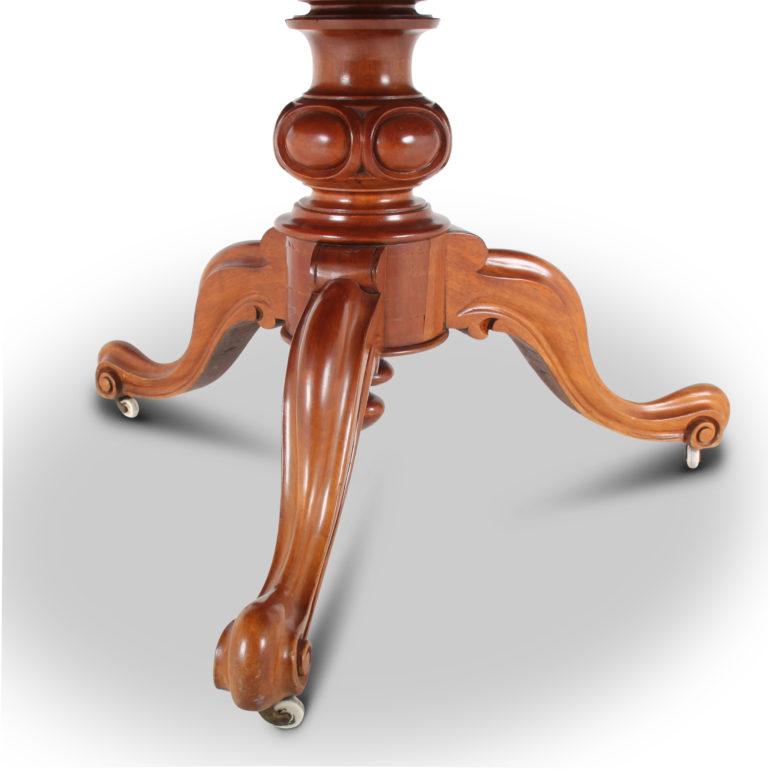 A Victorian single-pedestal round table. Beautiful finish and a rich warm colour. Original casters, circa 1880.
  
   