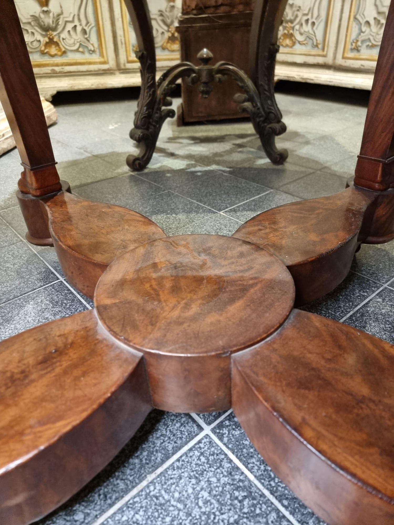 19th Century Round Table in Mahogany Wood and Mahogany Feather For Sale 1