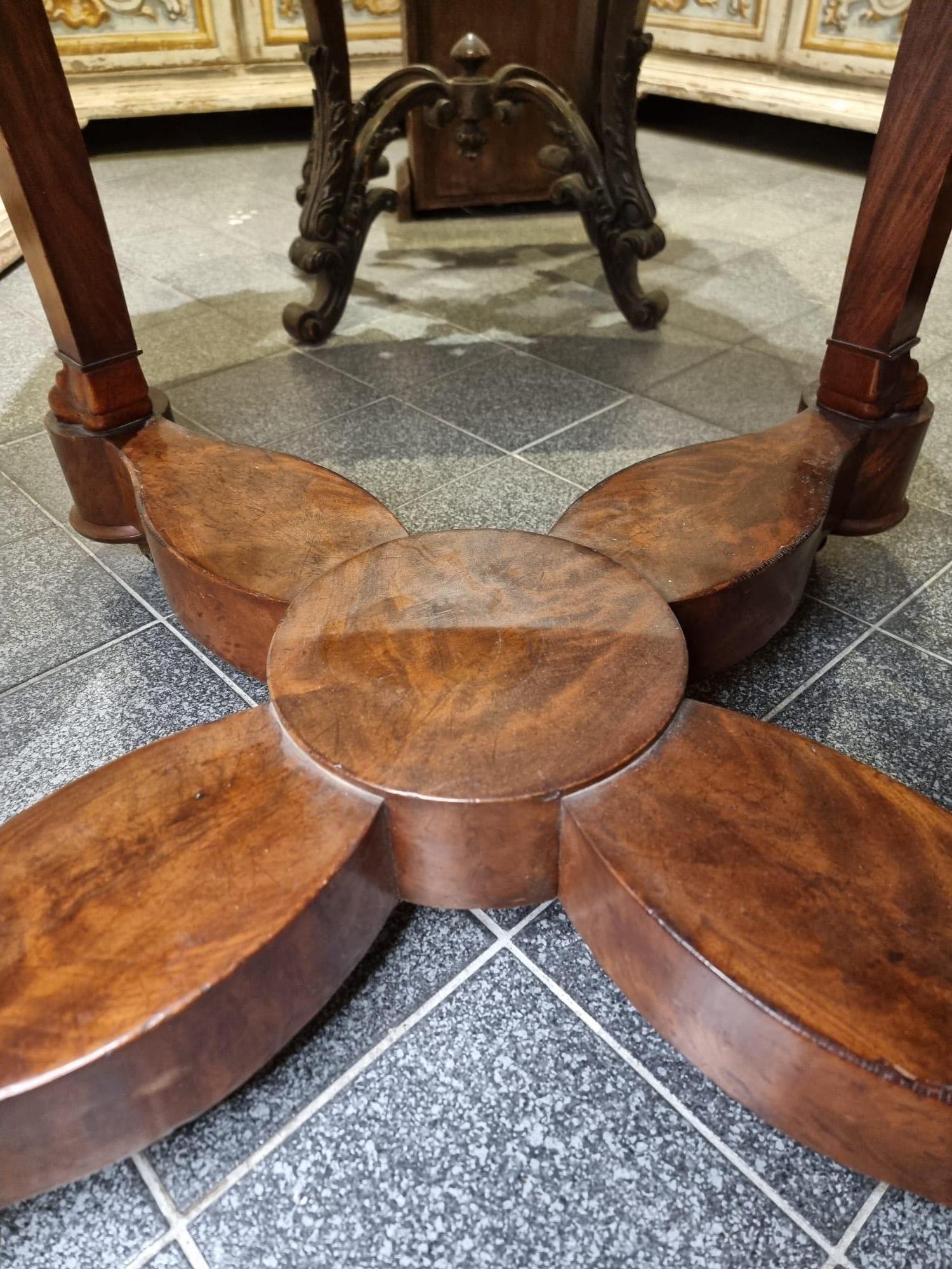 19th Century Round Table in Mahogany Wood and Mahogany Feather For Sale 2