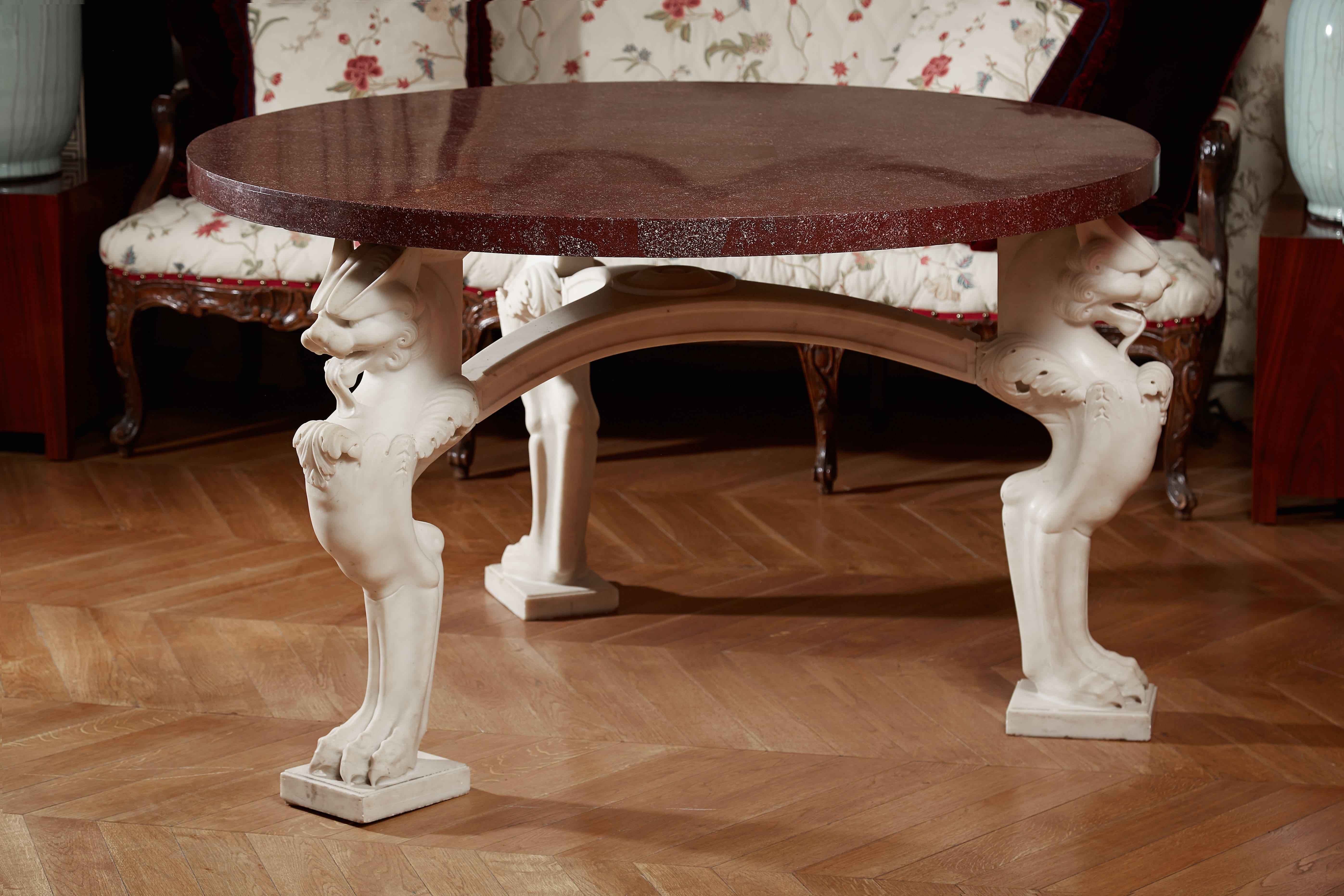 19th century round table top in Egyptian porphyry, base as a keystone support in Carrara white marble leonine legs. Dimensions: Diameter cm 130 x Height 79.