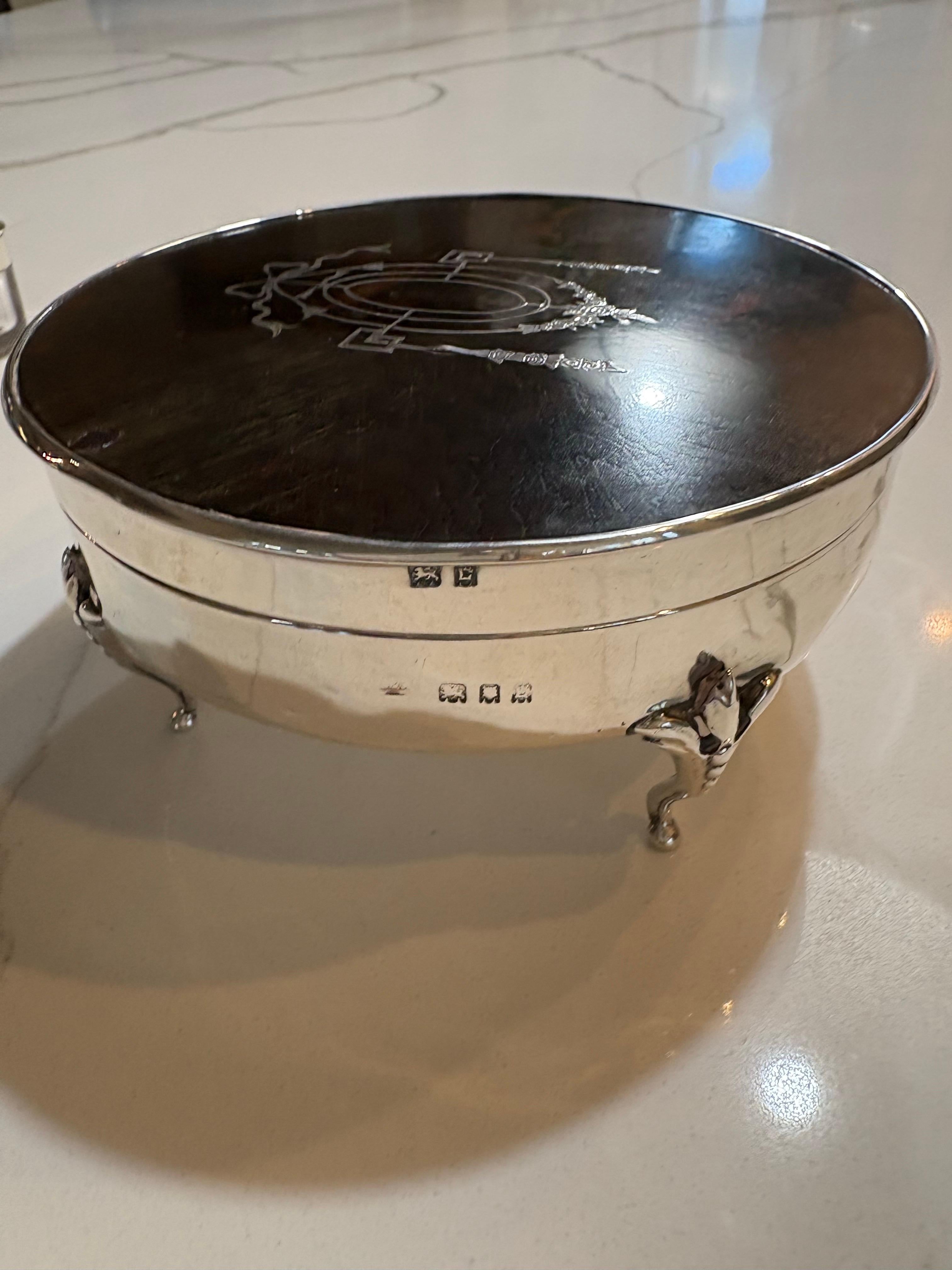 Inglese Scatola rotonda in guscio di tartaruga del XIX secolo con bordo e piedini in argento. in vendita