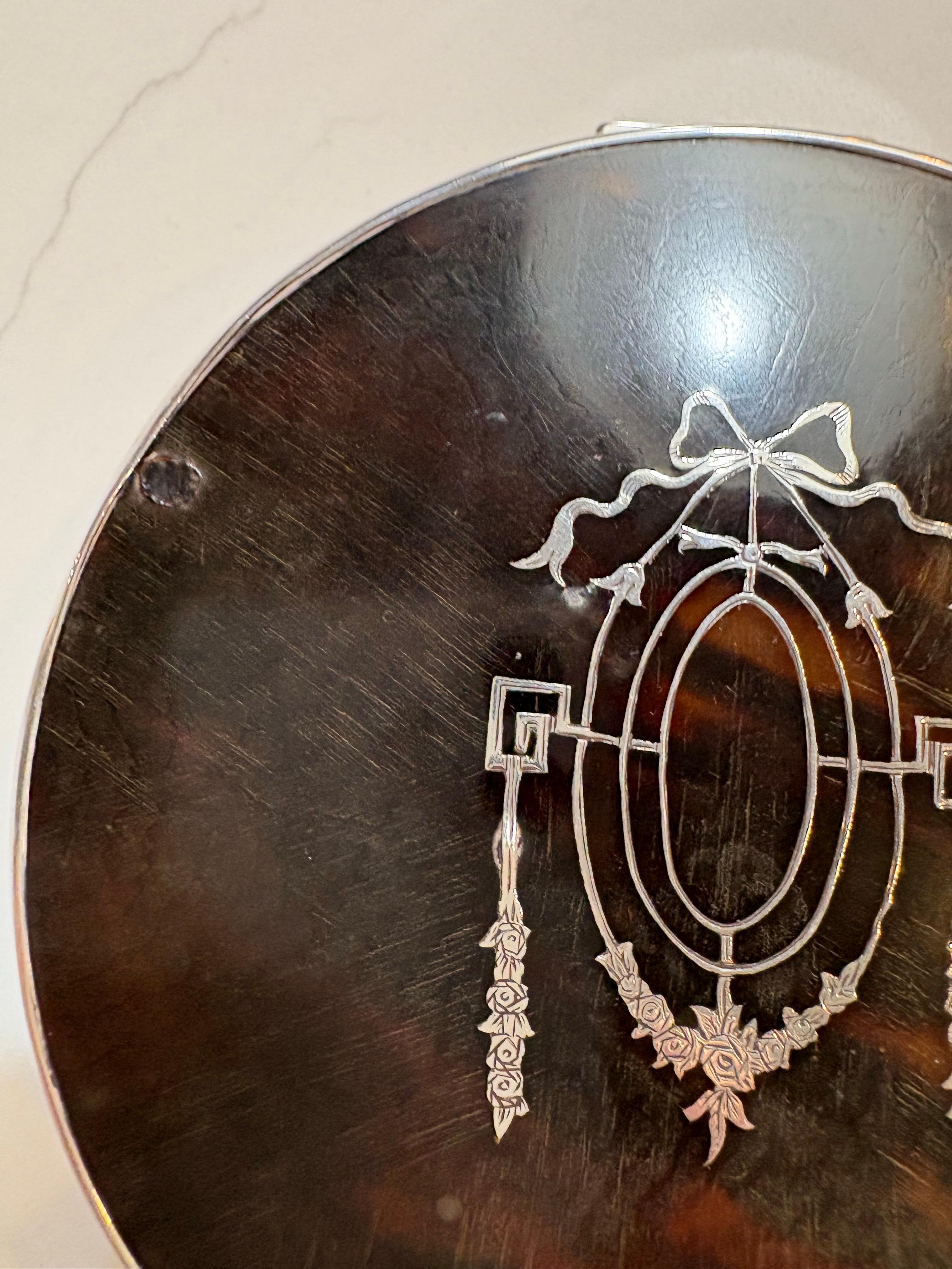 Scatola rotonda in guscio di tartaruga del XIX secolo con bordo e piedini in argento. In condizioni buone in vendita a Atlanta, GA