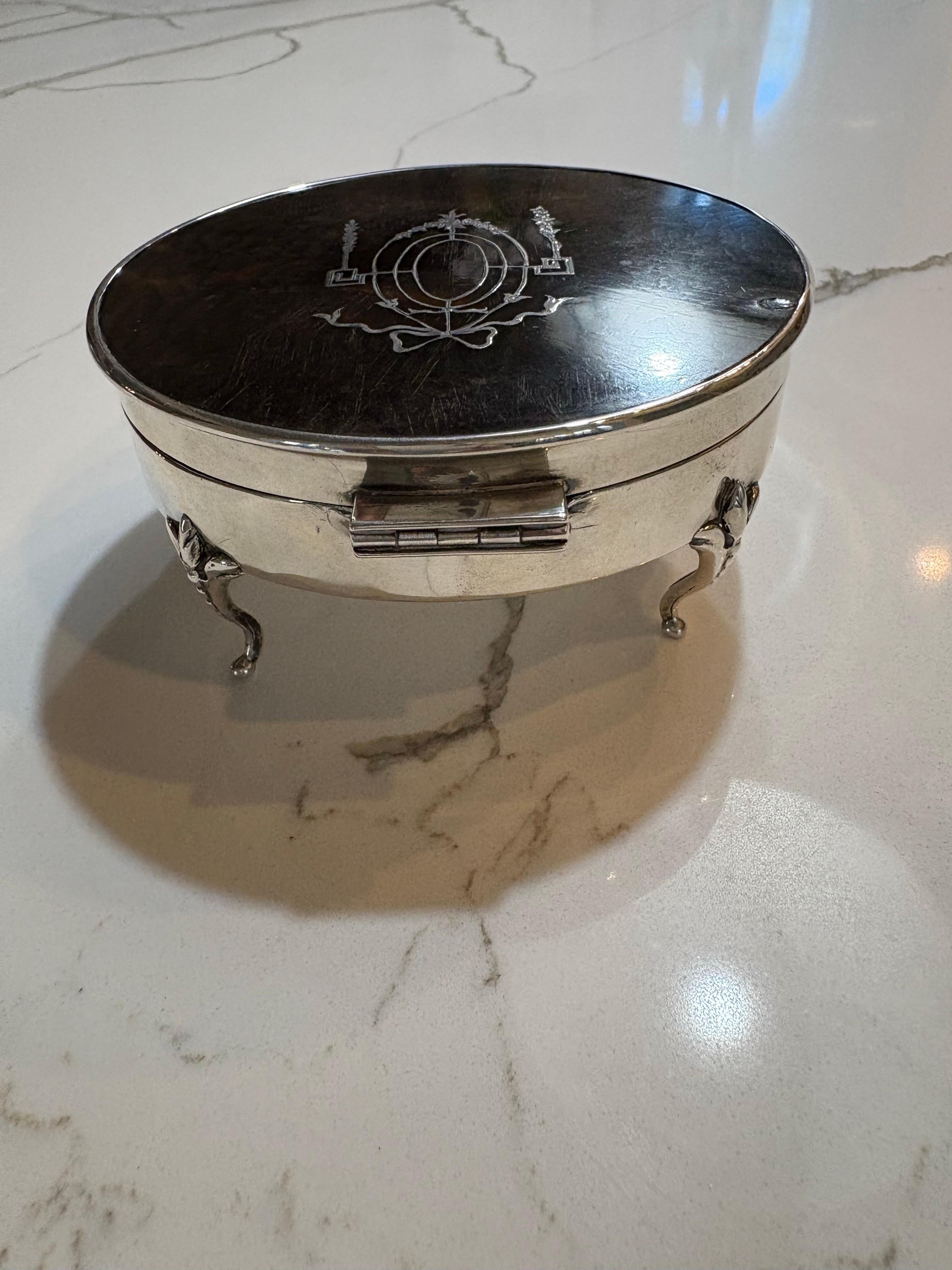 Fine XIX secolo Scatola rotonda in guscio di tartaruga del XIX secolo con bordo e piedini in argento. in vendita