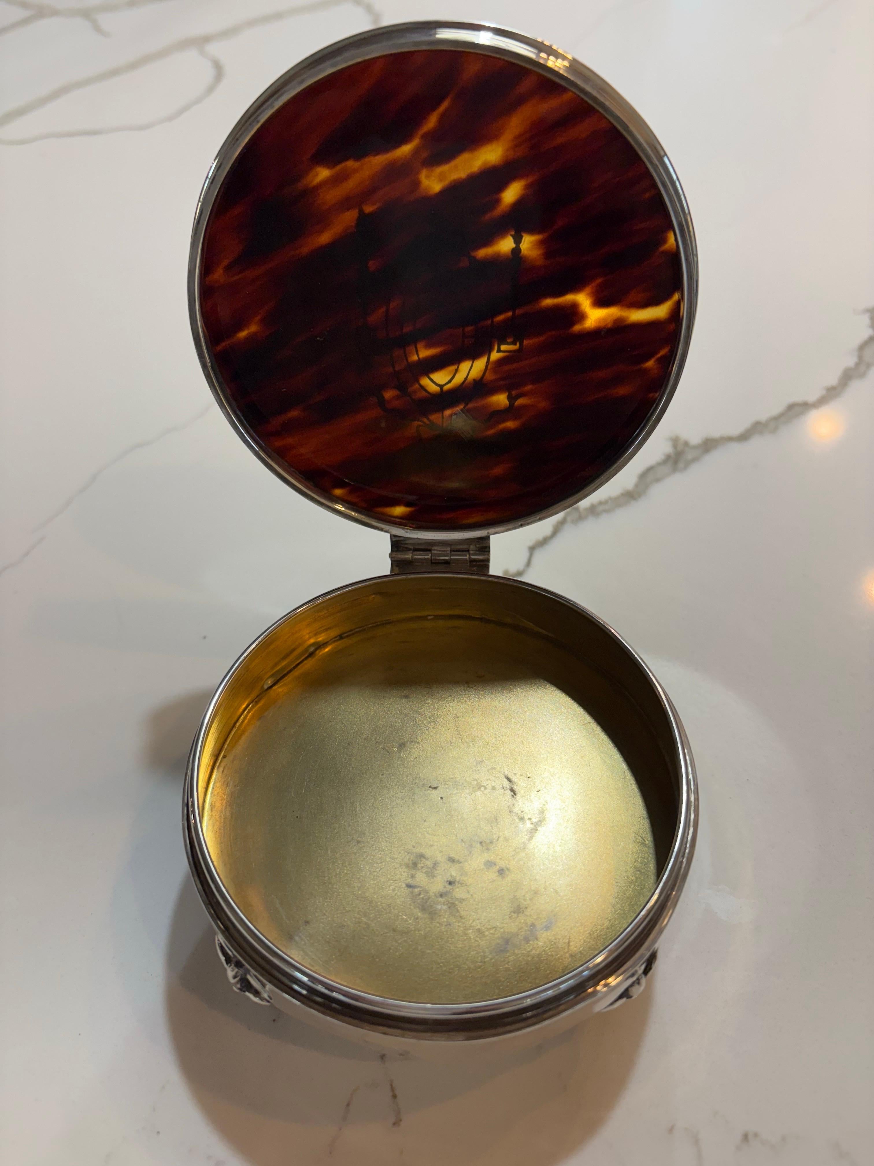 Tartaruga Scatola rotonda in guscio di tartaruga del XIX secolo con bordo e piedini in argento. in vendita
