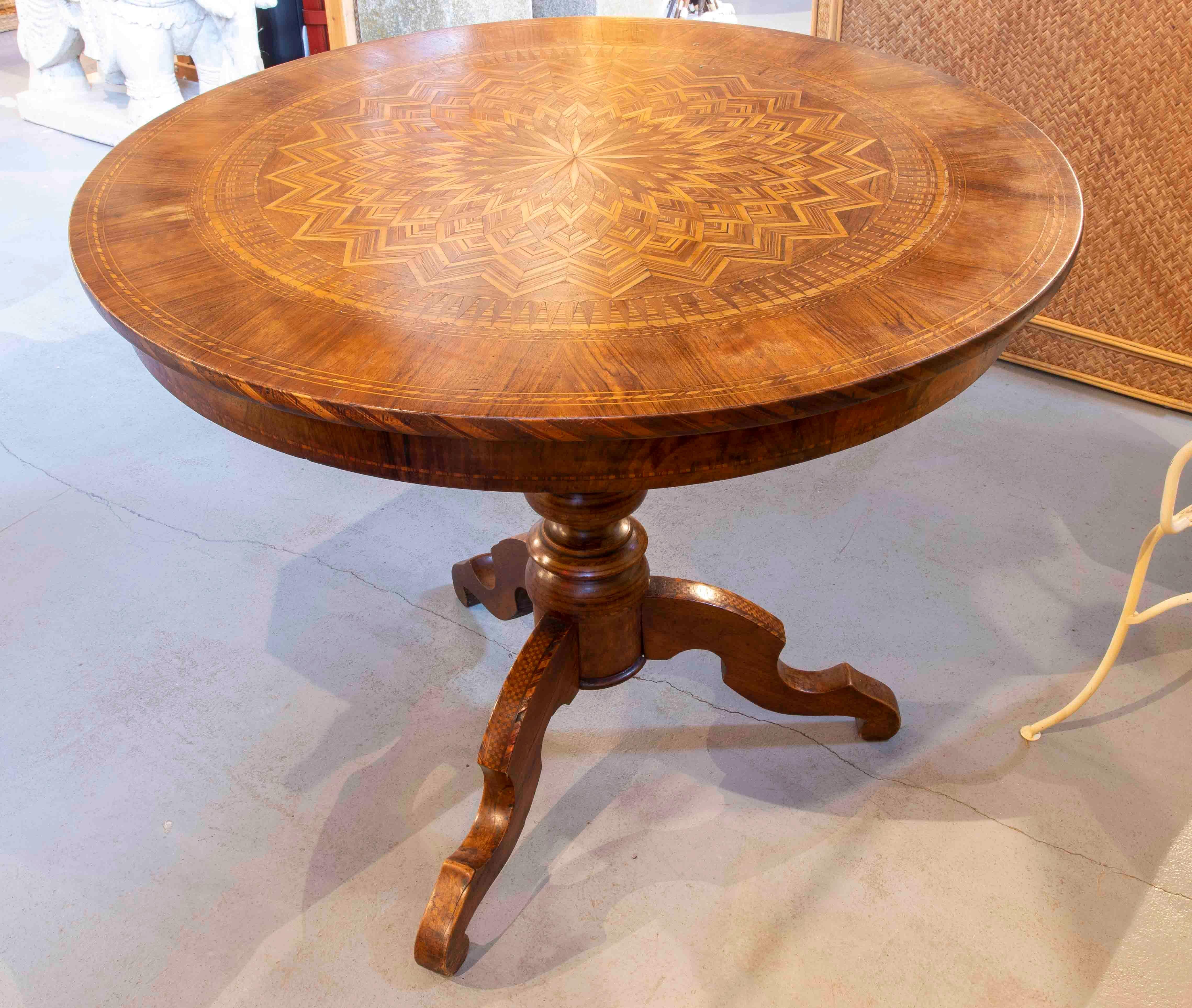 19th Century Round Wooden Table with Inlaid Table Top and Legs For Sale 1
