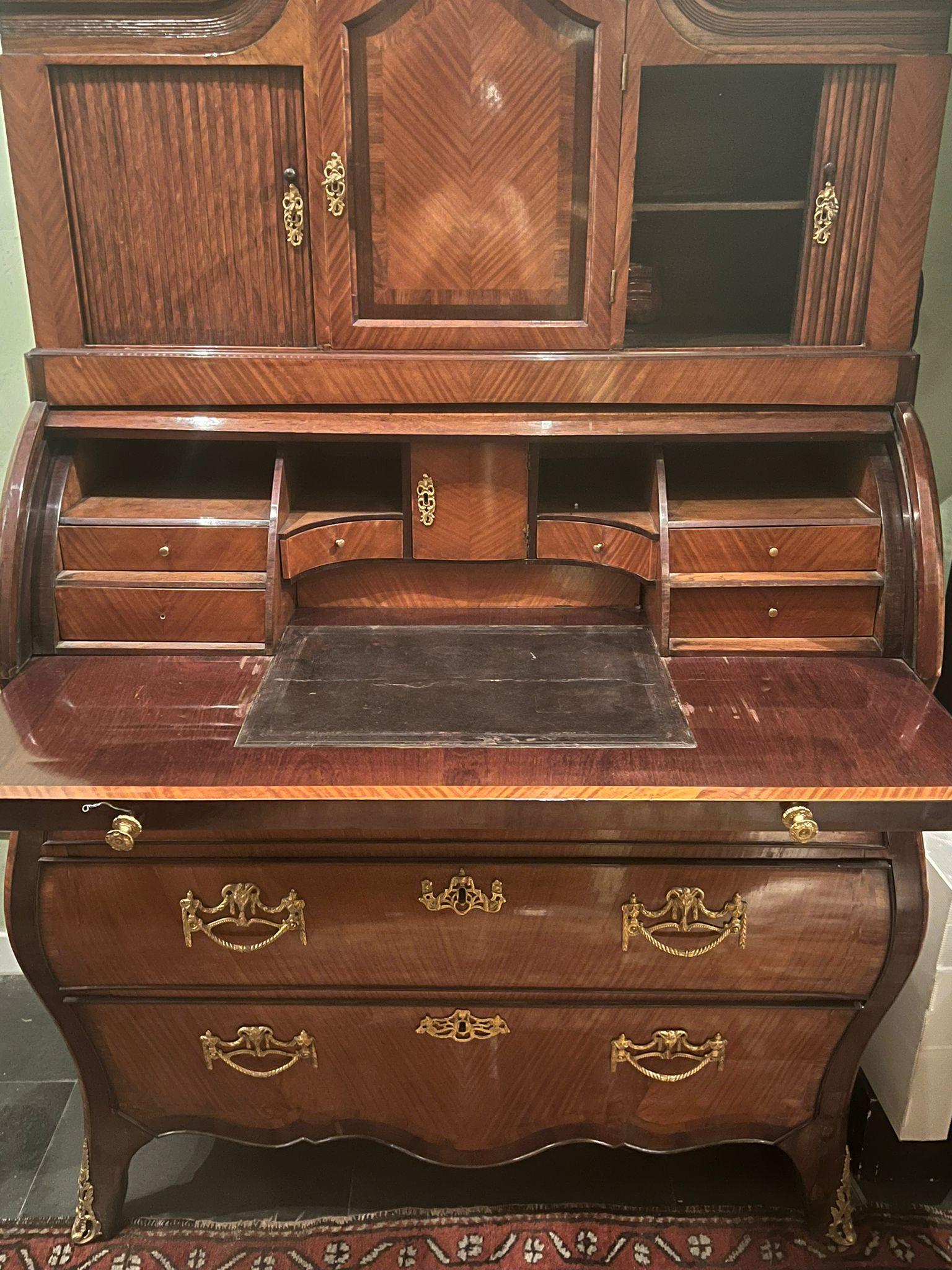 Beautiful piece of furniture with rounded flap and backsplash. The piece of furniture has a double rounded shape both in front and on the side. Opening the flap we find 6 drawers, two of which in the central part and four on the sides. In the upper