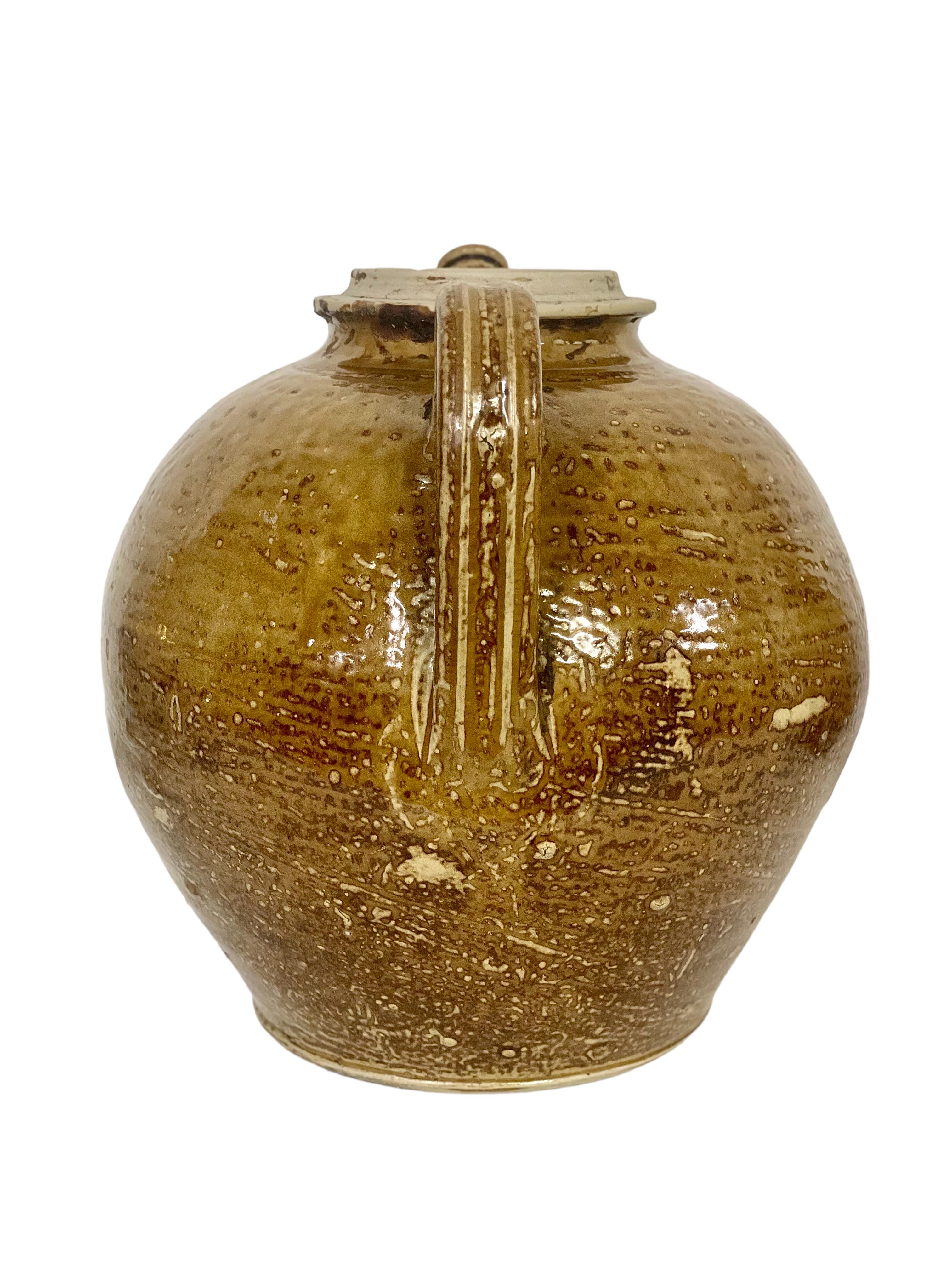 19th Century Rounded Walnut Oil Jar In Good Condition For Sale In LA CIOTAT, FR