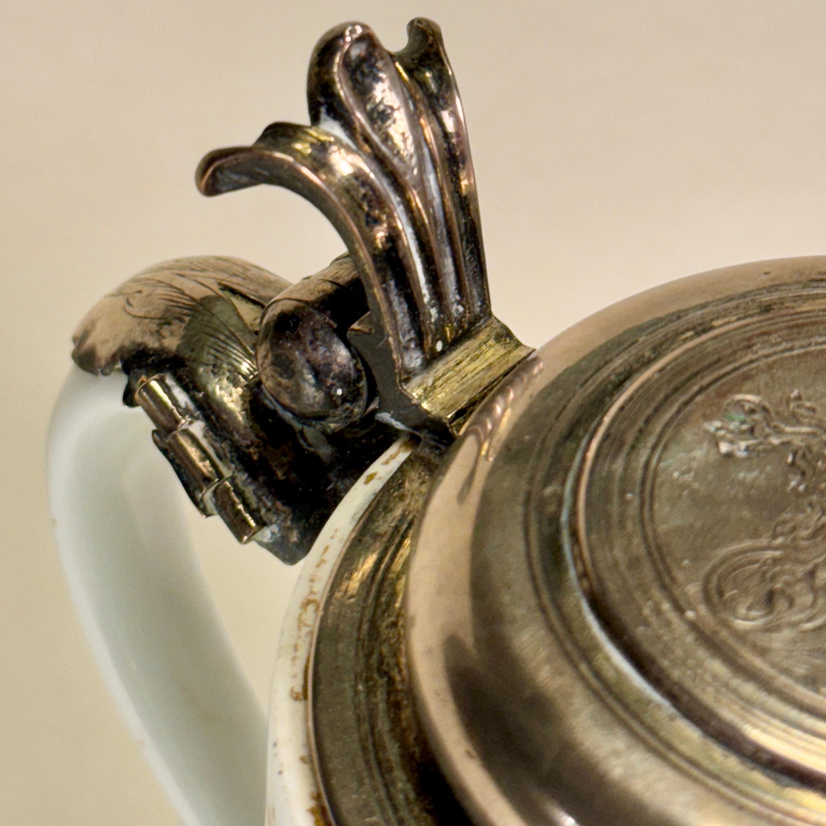 Royal Copenhagen-Porzellankrug des 19. Jahrhunderts mit vergoldetem Silberdeckel, Dänemark im Angebot 14