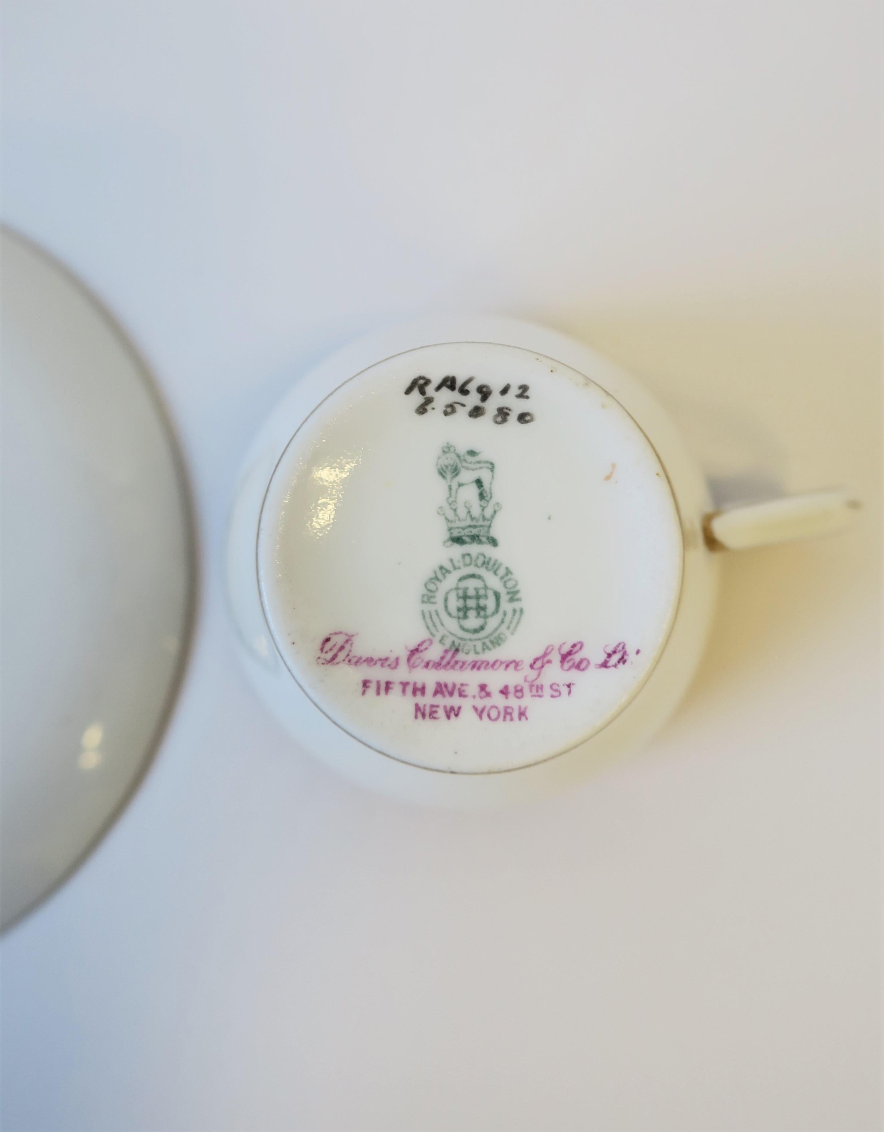 Royal Doulton Weiß-Blau-Gold-Couchtisch oder Tee Demitasse-Tasse und Untertasse, ca. 19. Jahrhundert im Angebot 6