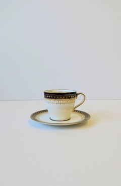 Tazza e piattino per caffè o tè Demitasse di Royal Doulton in oro bianco e blu, circa XIX sec.