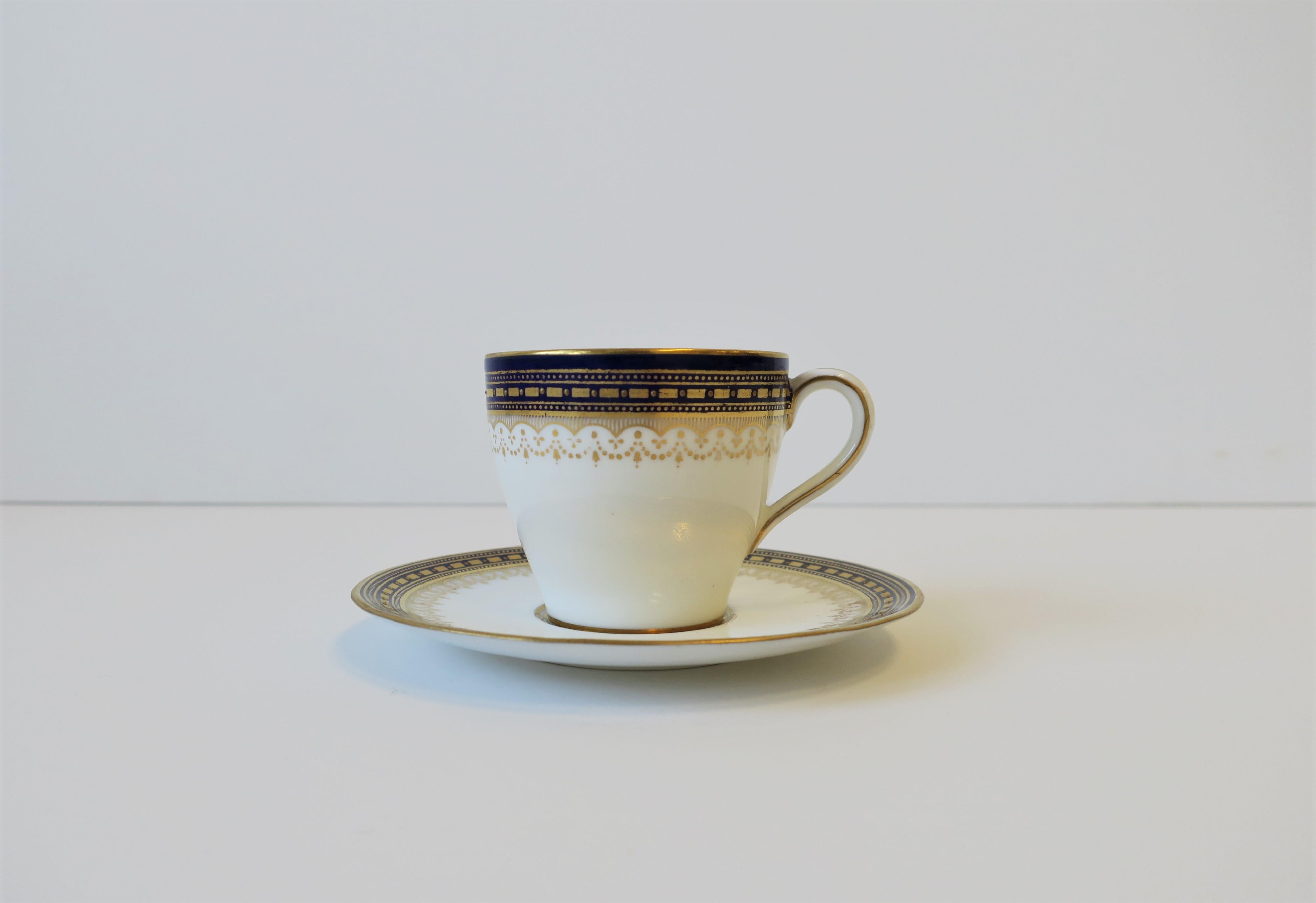 Royal Doulton Weiß-Blau-Gold-Couchtisch oder Tee Demitasse-Tasse und Untertasse, ca. 19. Jahrhundert im Zustand „Gut“ im Angebot in New York, NY