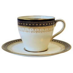 Taza y Plato de Café o Té Demitasse Royal Doulton Blanco Azul Dorado, circa S. XIX