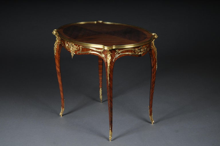 19th century royal side table François Linke, Paris. signed

Majestic side table with extremely finely chased and gold-plated bronze fittings. Slightly convex and concave curved body, flanked by extended corner pilasters on high, elegantly curved