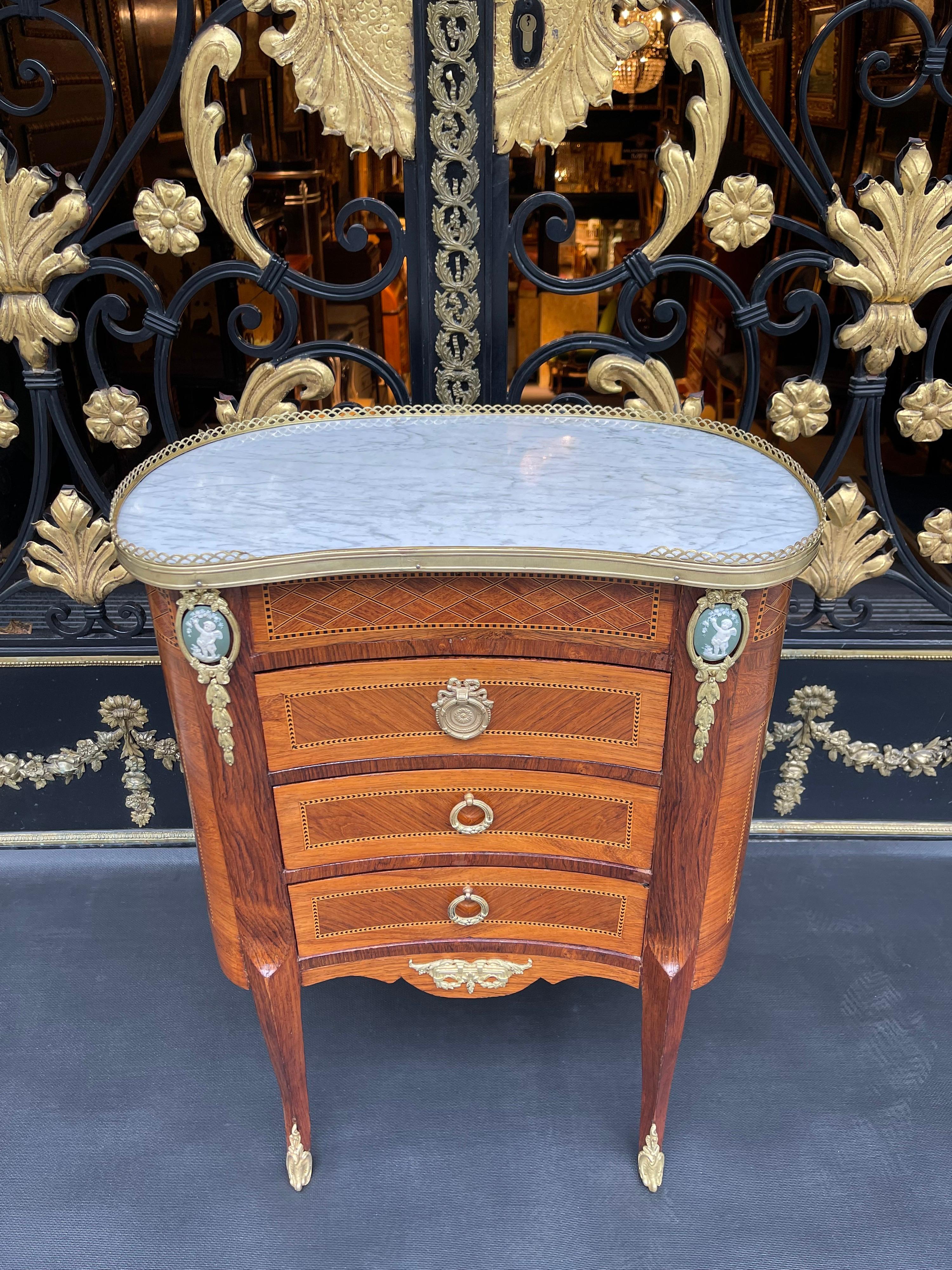 19th century royal side table, Paris. Fire-gilded, Louis XV

Majestic side table with extremely finely chased and gold-plated bronze fittings. Slightly convex and concave curved body, on high, elegantly curved legs that end in driving shoes.
