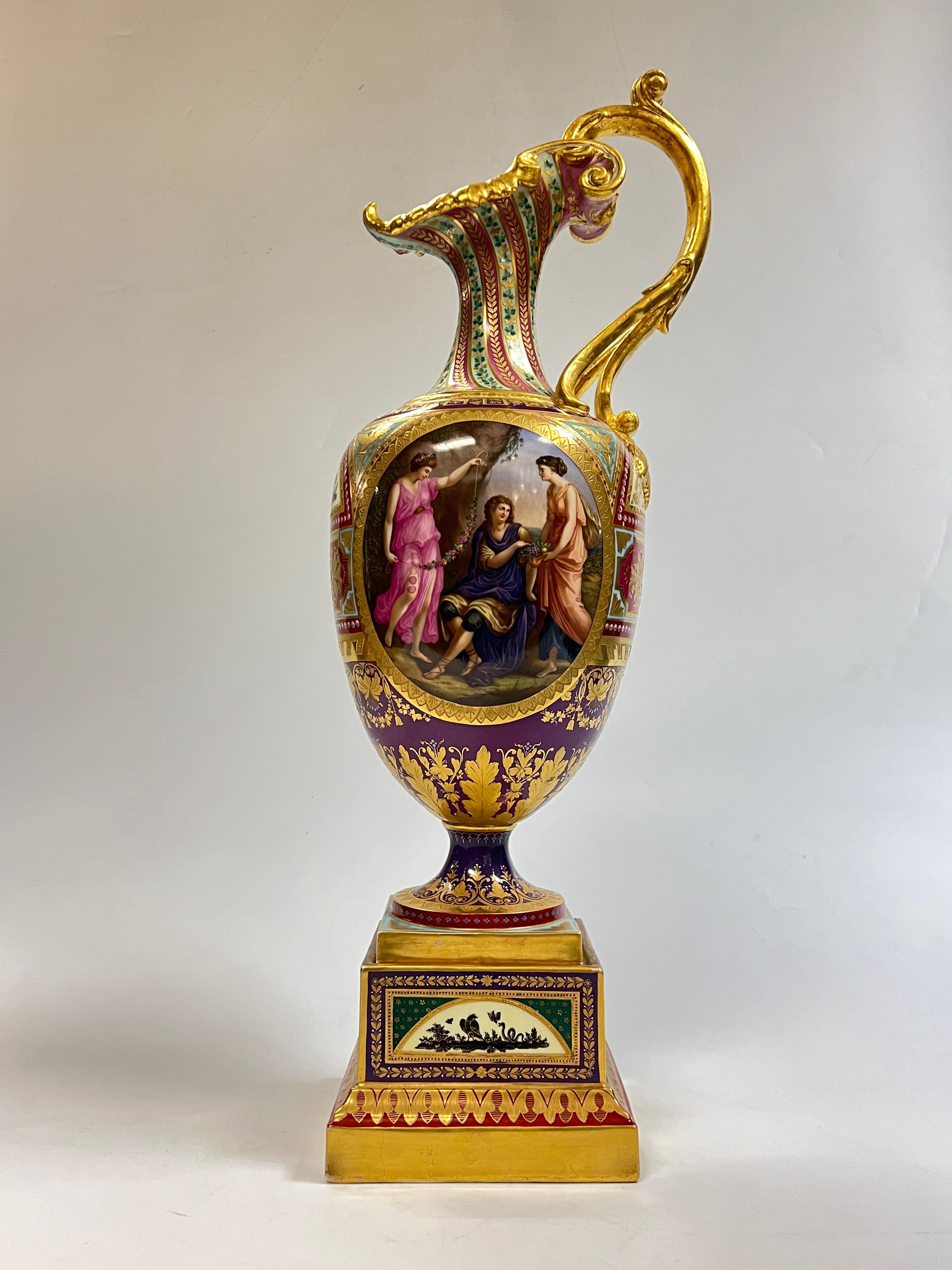 Neogreco Ewer in porcellana neoclassica Royal Vienna Porcelain su supporto del XIX secolo in vendita