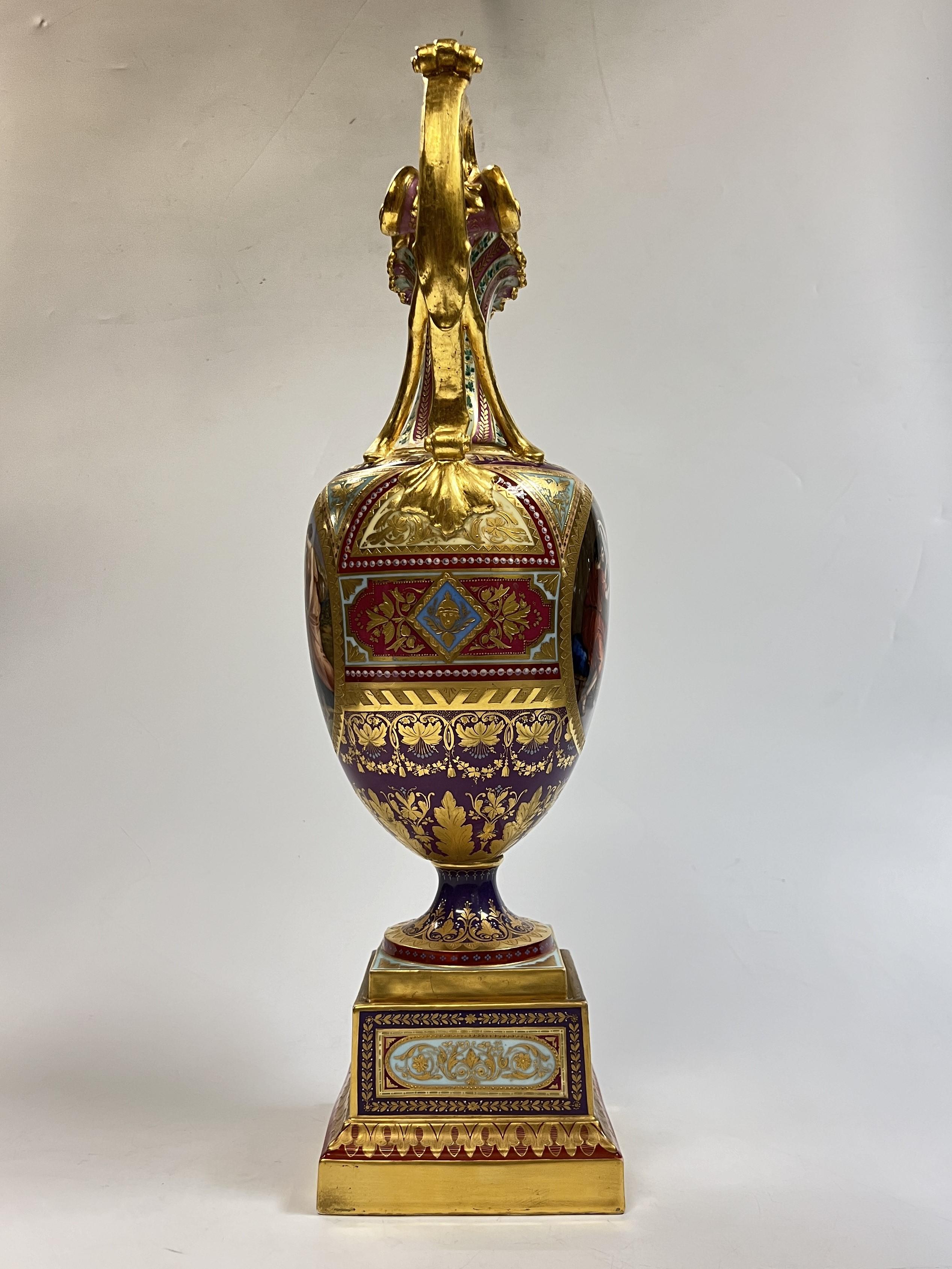 Austriaco Ewer in porcellana neoclassica Royal Vienna Porcelain su supporto del XIX secolo in vendita