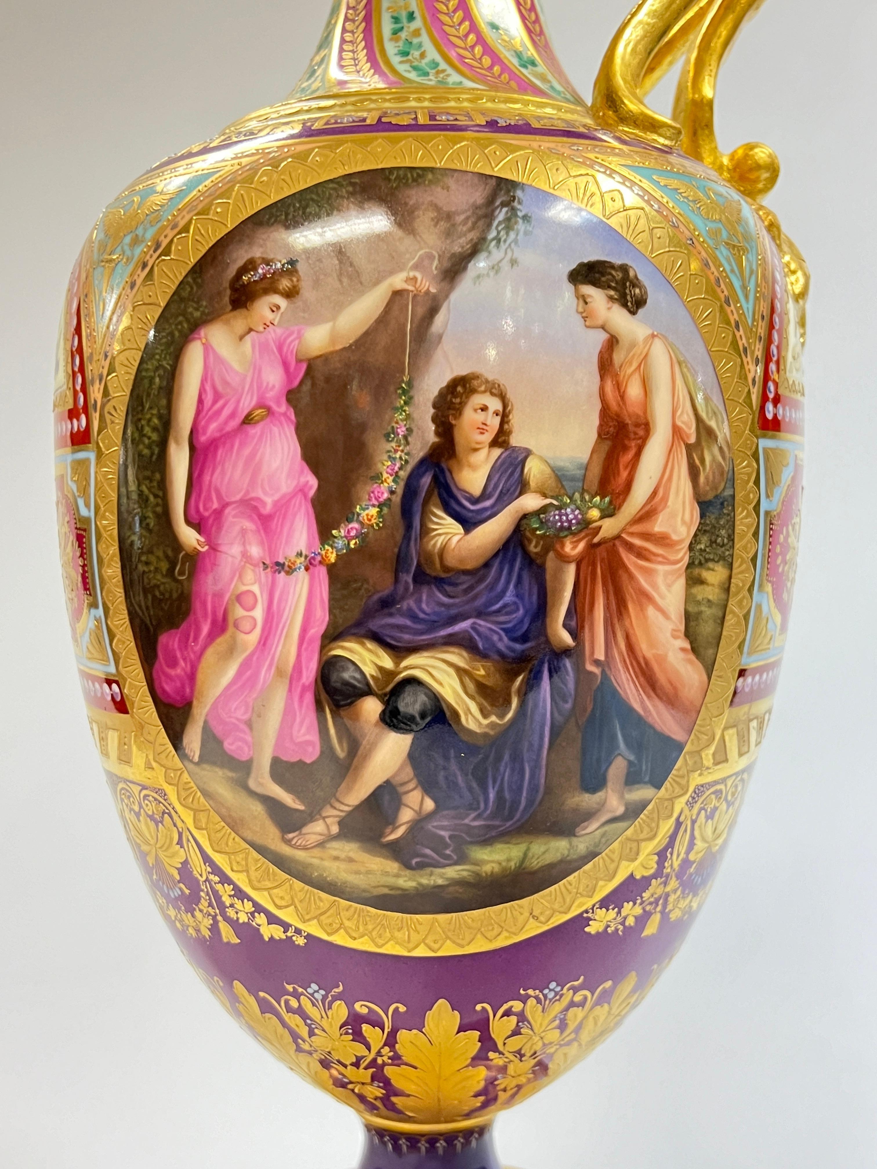 Dorato Ewer in porcellana neoclassica Royal Vienna Porcelain su supporto del XIX secolo in vendita