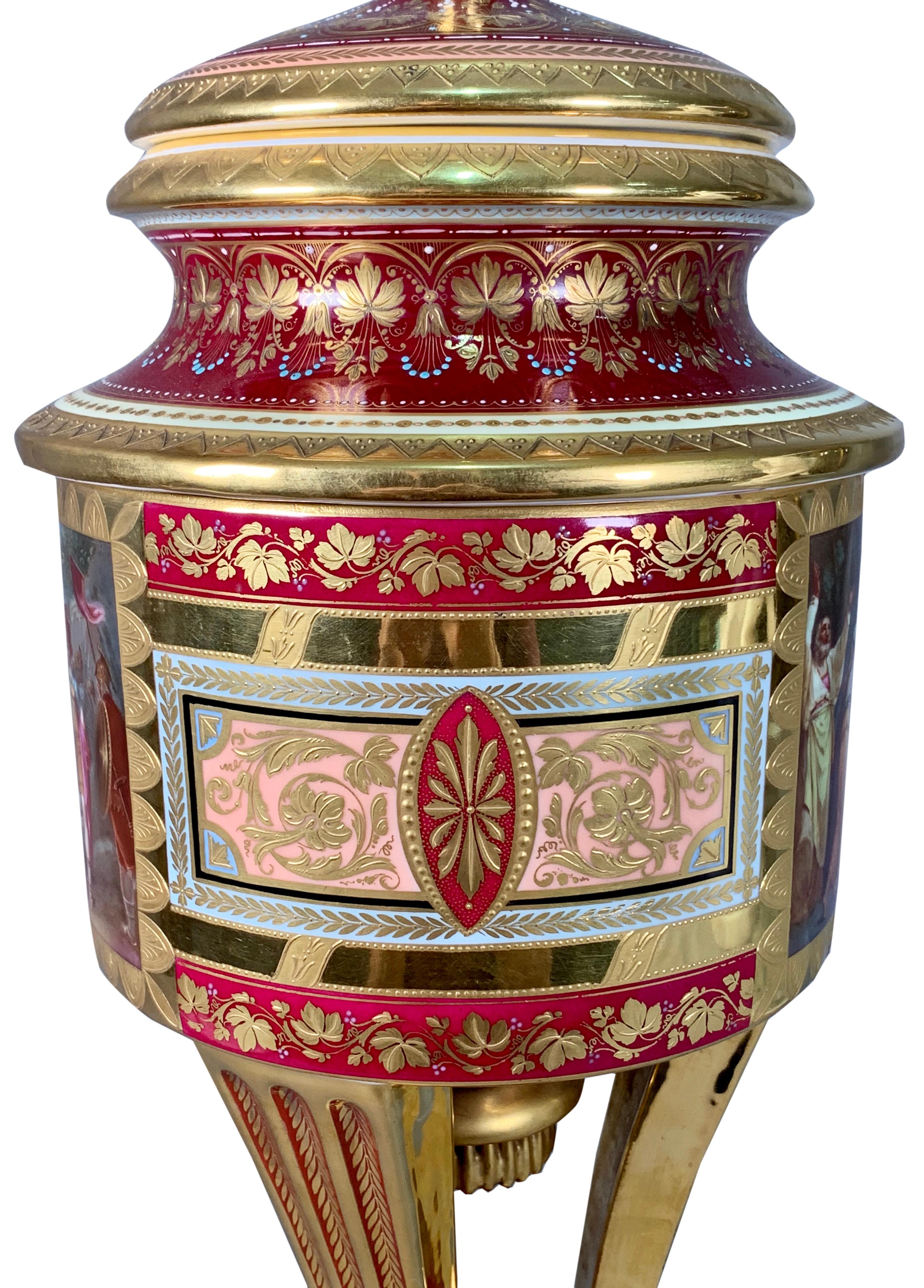 Urne / Vase en porcelaine Royal Vienna Porcelain du 19e siècle en vente 4