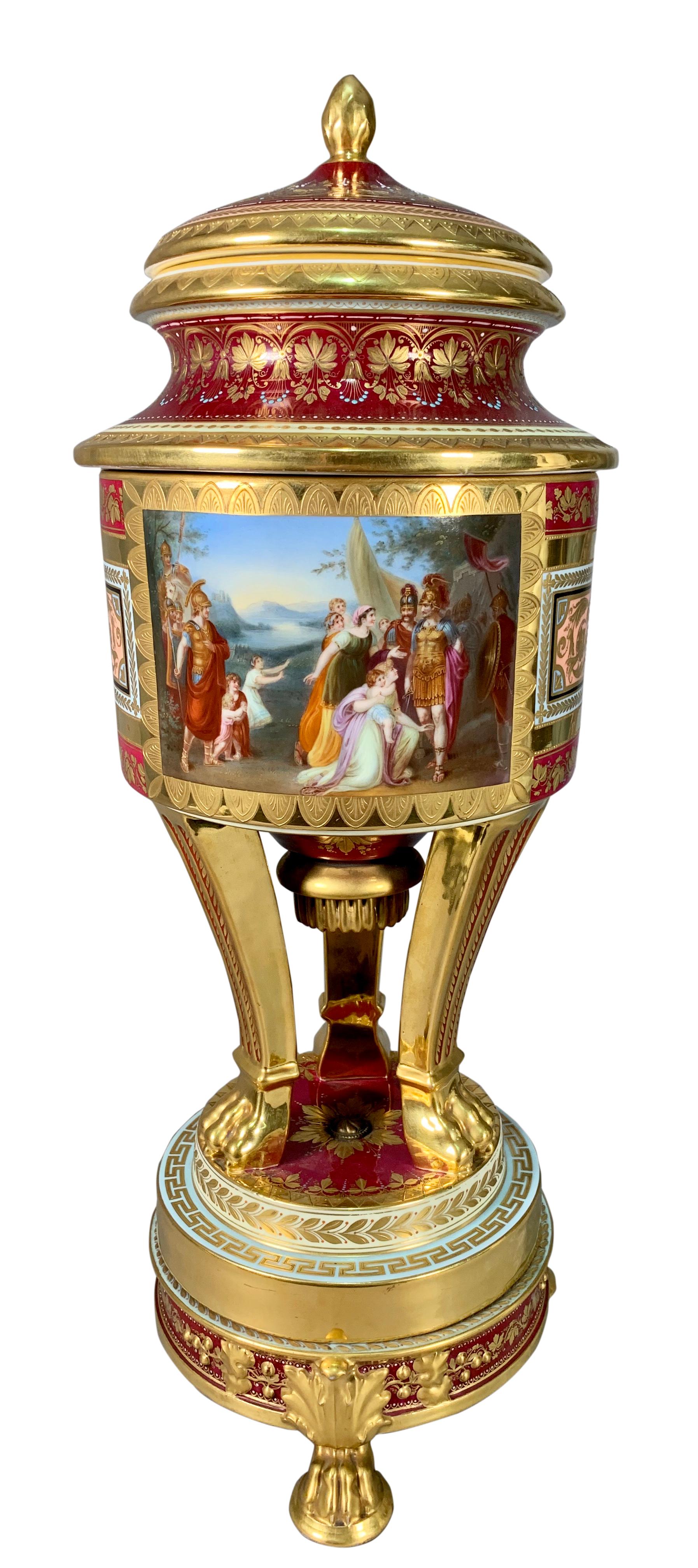 Vase / urne Potpourri en porcelaine royale de Vienne peinte à la main, de belle qualité, datant du 19e siècle. Construit en trois parties avec un couvercle et une seconde section centrale reposant sur une base à gradins avec 3 pieds cannelés à