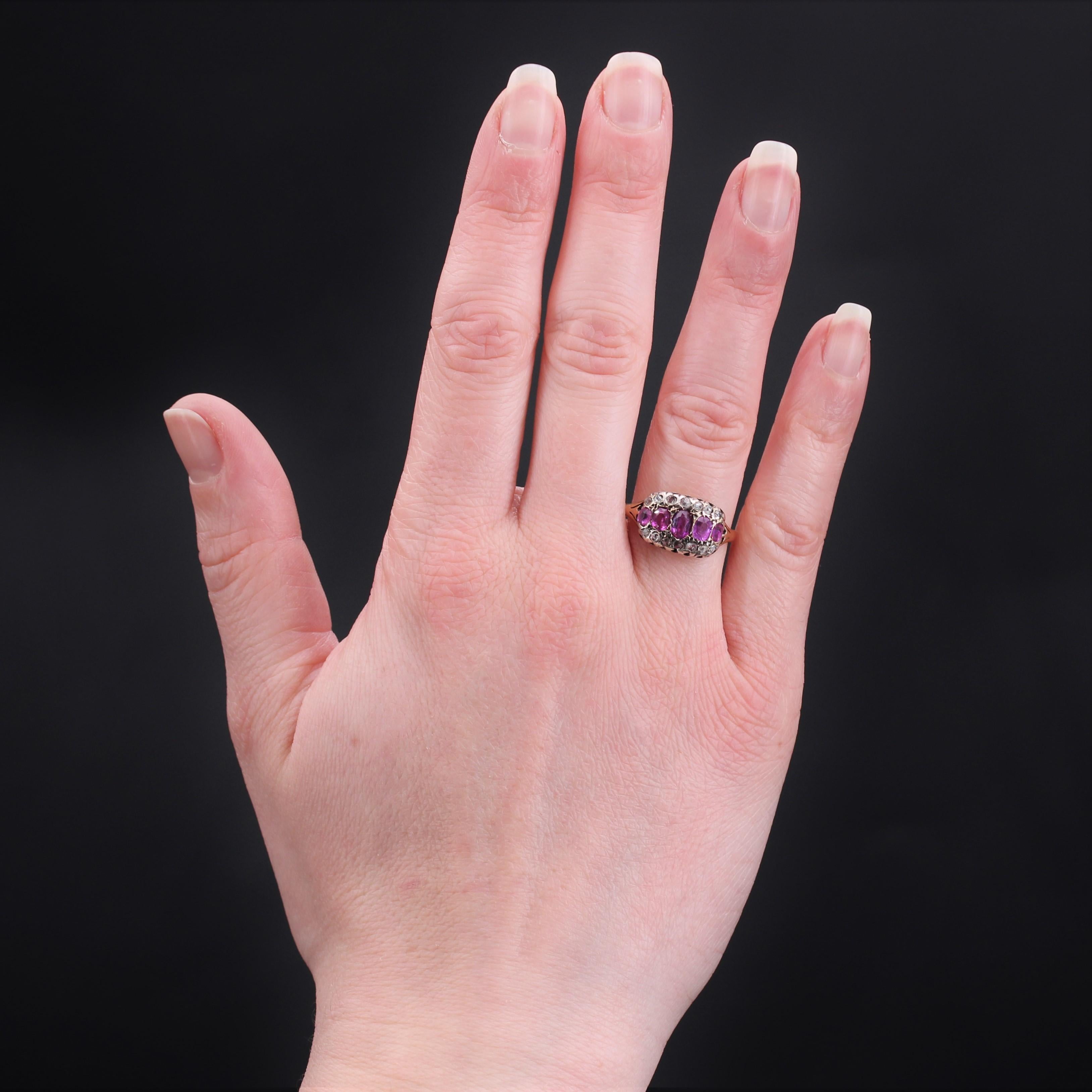 Ring aus 18 Karat Gelbgold und Silber.
Schöner antiker Ring, der auf der Oberseite mit 5 ovalen Rubinen im Herbst verziert ist, die auf beiden Seiten von einer Reihe von 2x7 Diamanten im Rosenschliff überragt werden. Der Anfang des Rings ist mit