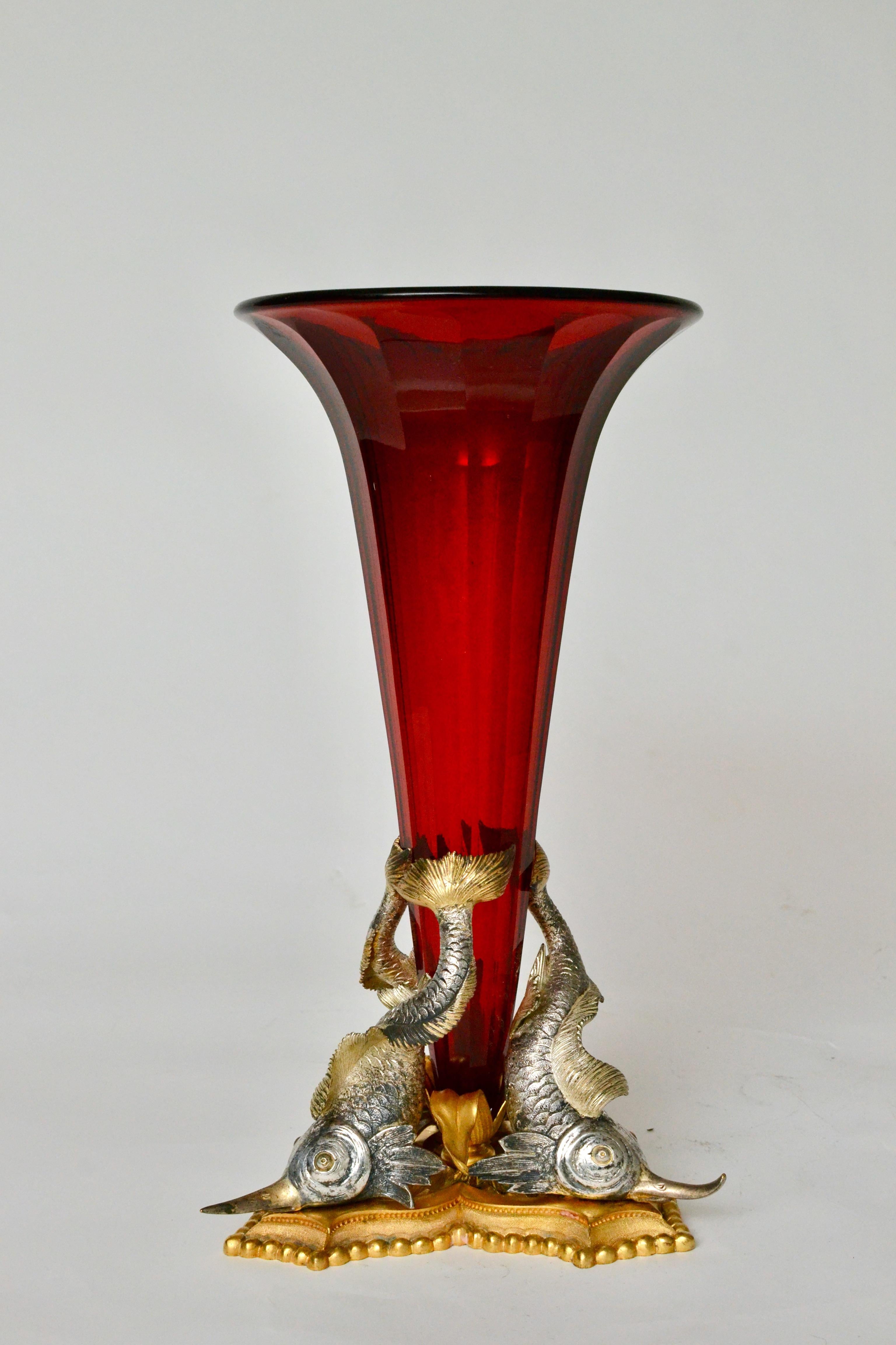 Eine sehr dekorative und ungewöhnliche große rubinrote Vase mit einem vergoldeten und versilberten Bronzeständer. Der vergoldete und versilberte Bronzesockel mit drei Stören. Möglicherweise russischer Herkunft und im späten 19. Jahrhundert