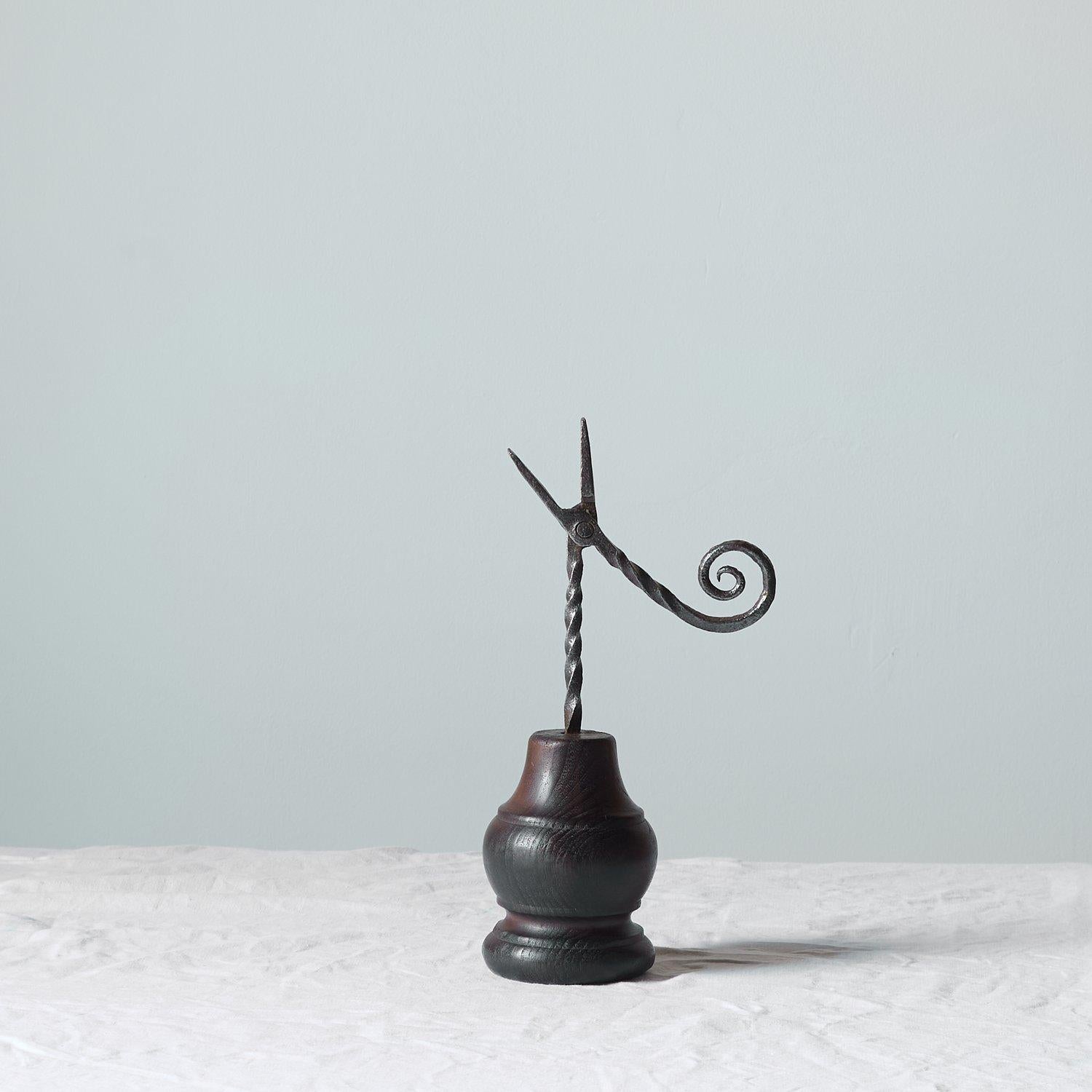 Charmante lampe jonc en fer forgé torsadé, sur socle en lignum vitae tourné. Fabriqué par un forgeron. 

Britannique des années 1840. 

H 33cm x L 12,5cm x P 9,5cm 