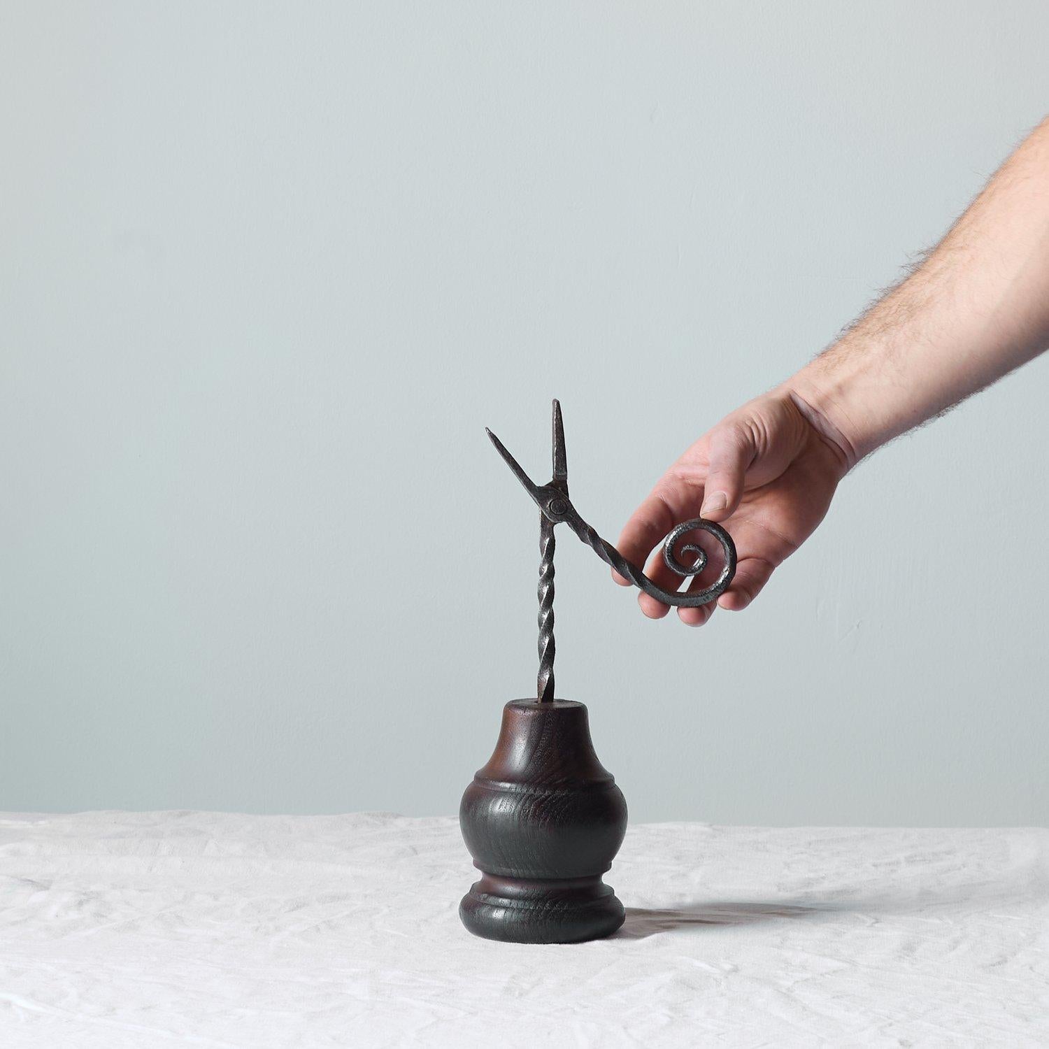 Sculpté à la main Lampe de forgeron du 19e siècle, fabriquée en 1840 en vente