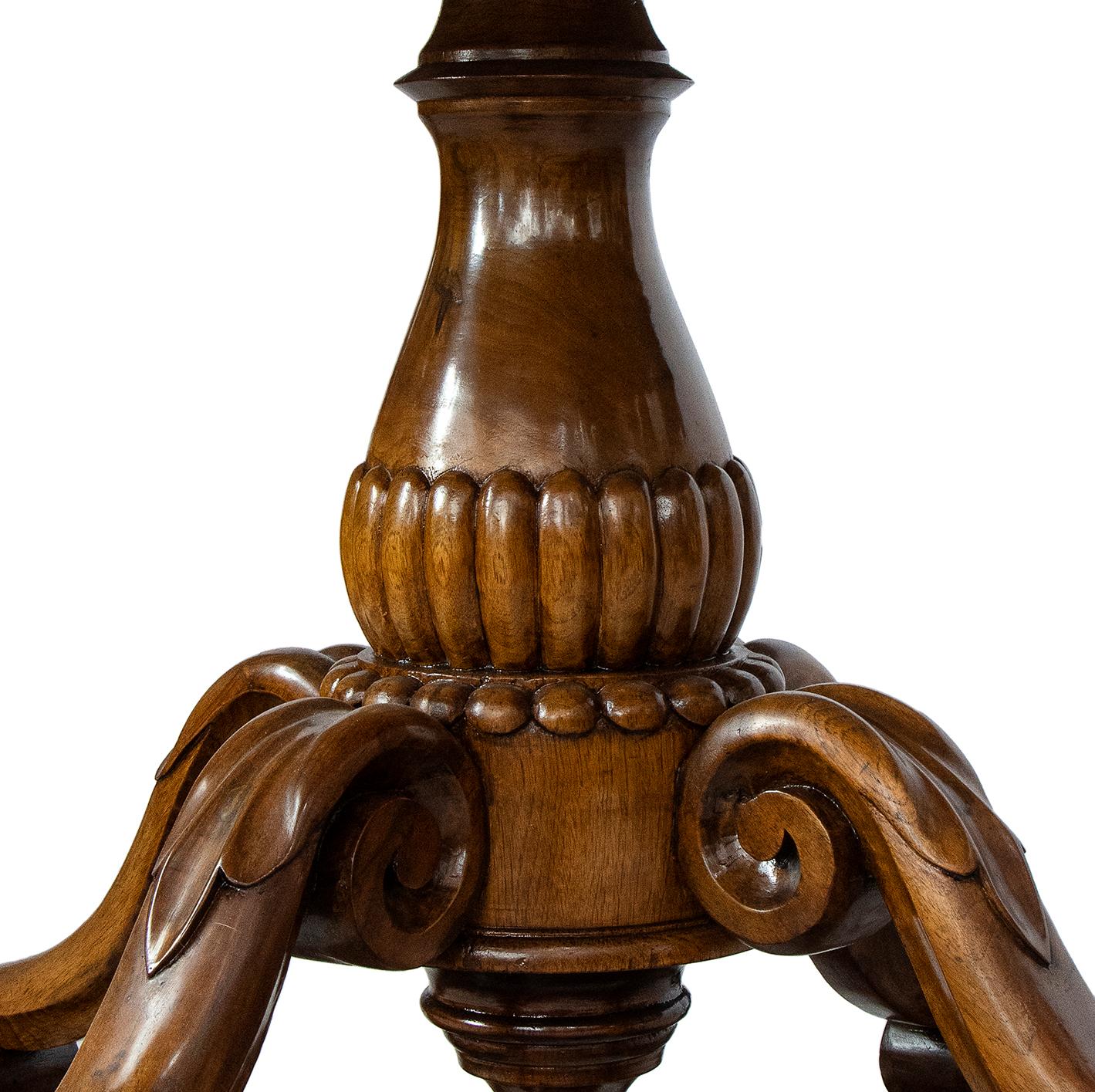 19th Century Italian Charles X Walnut Inlaid Center table In Good Condition For Sale In Roma, RM