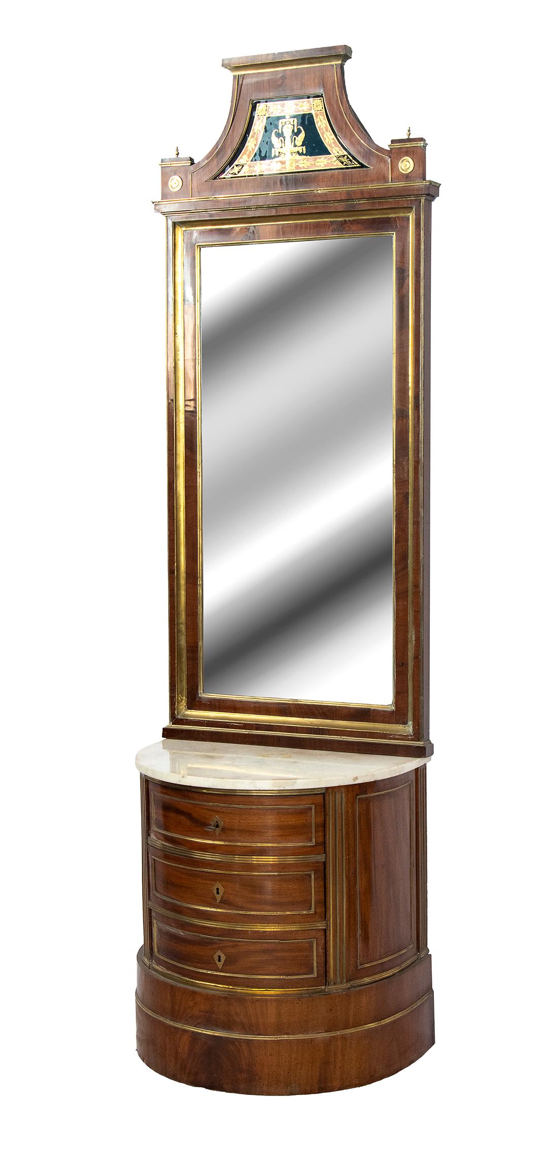 Commode Biedermeier avec miroir - provenance Russie, début du 19ème siècle( c. 1820s)
En forme de croissant, avec un plateau en marbre blanc de Carrare, trois tiroirs, base sans pied. Bronzes dorés sur les bords des tiroirs et sur le bord du