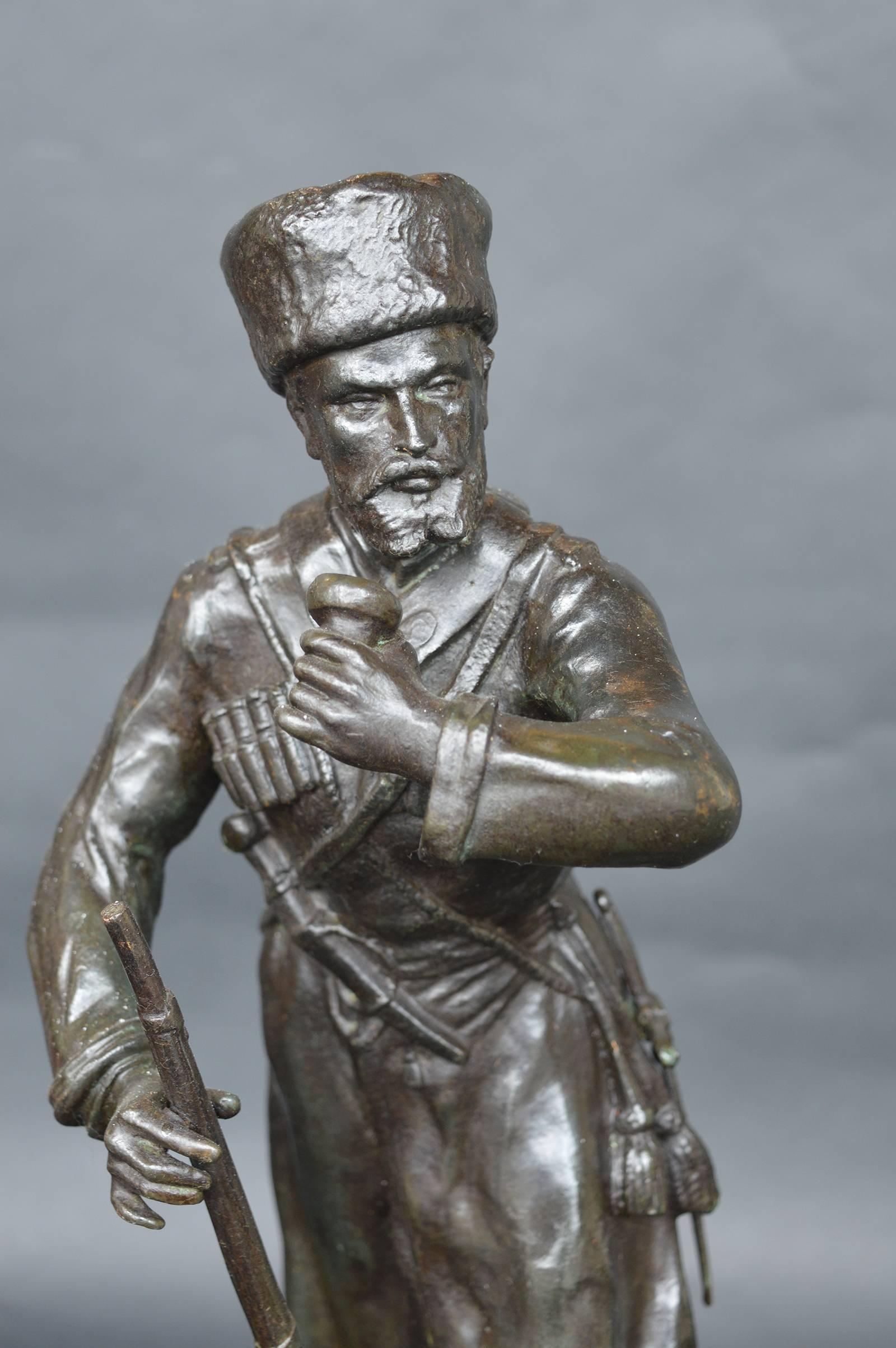 Sculpture russe en bronze sur socle en marbre. Signé LAAHCEPE.