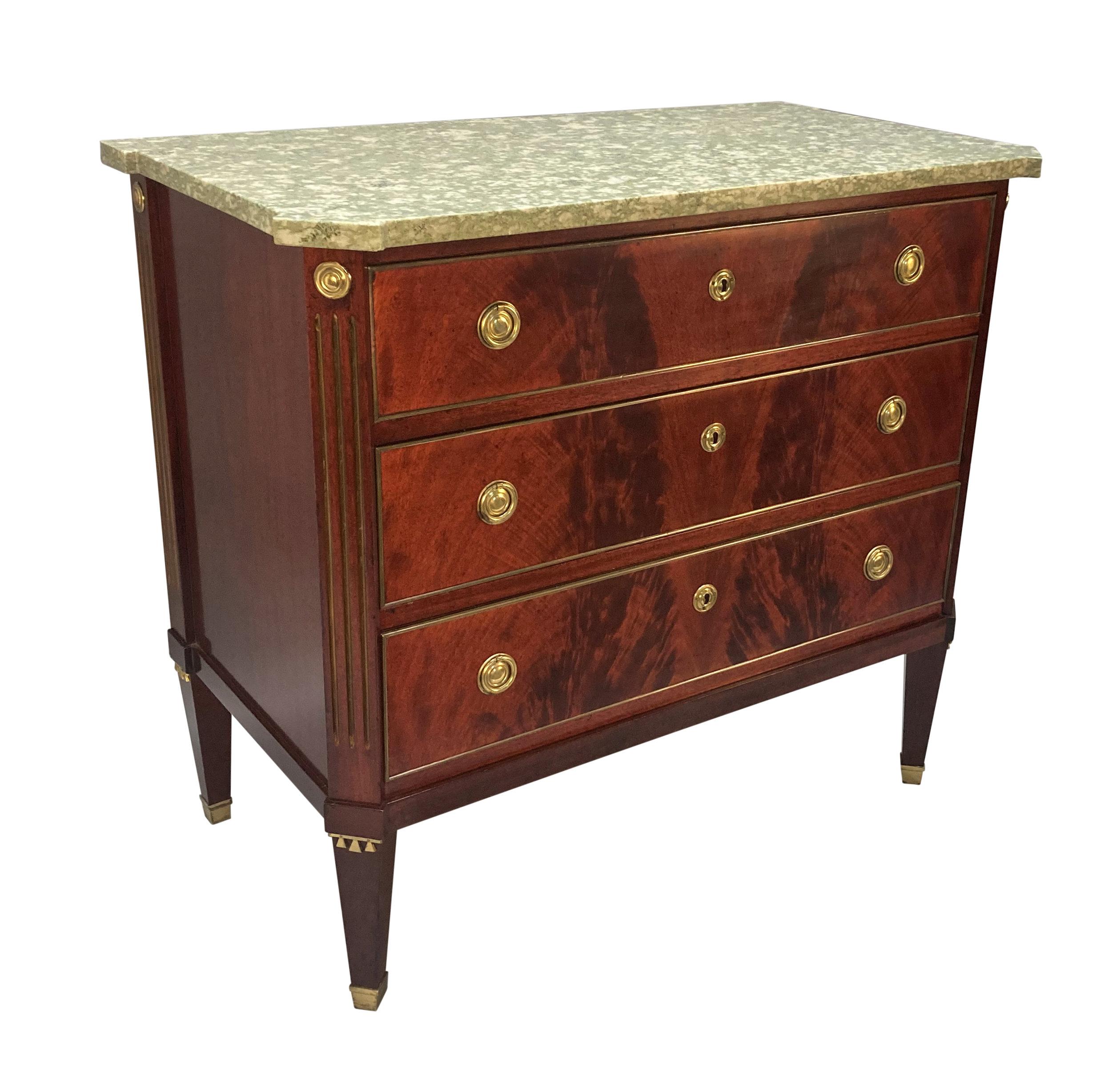 Una commode russa in mogano a fiamma con dettagli e maniglie in ottone dorato. In stile neoclassico e con un piano in marmo verde chiaro.