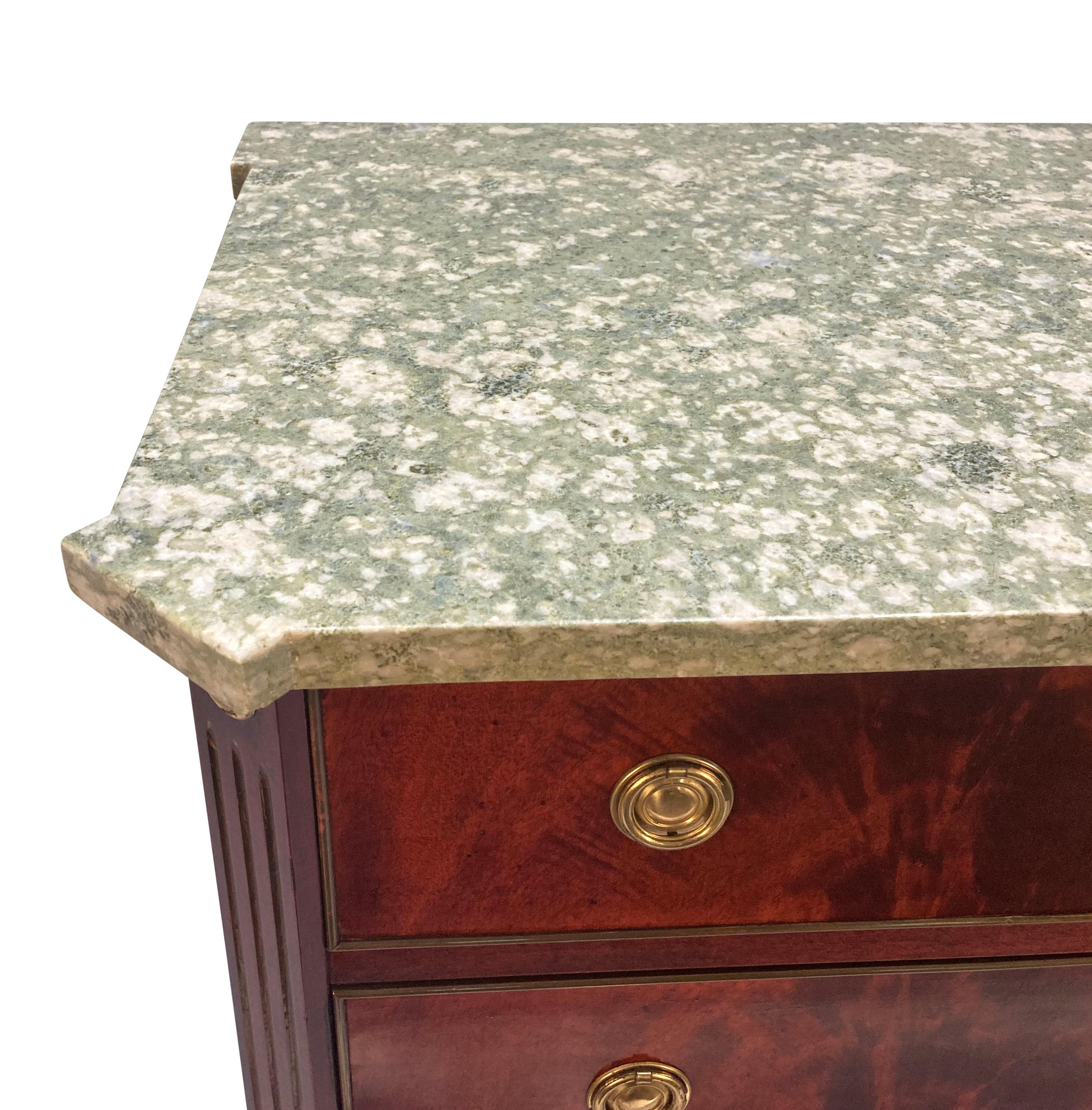 Neoclassico Commodo russo del XIX secolo con piano in marmo verde pallido in vendita
