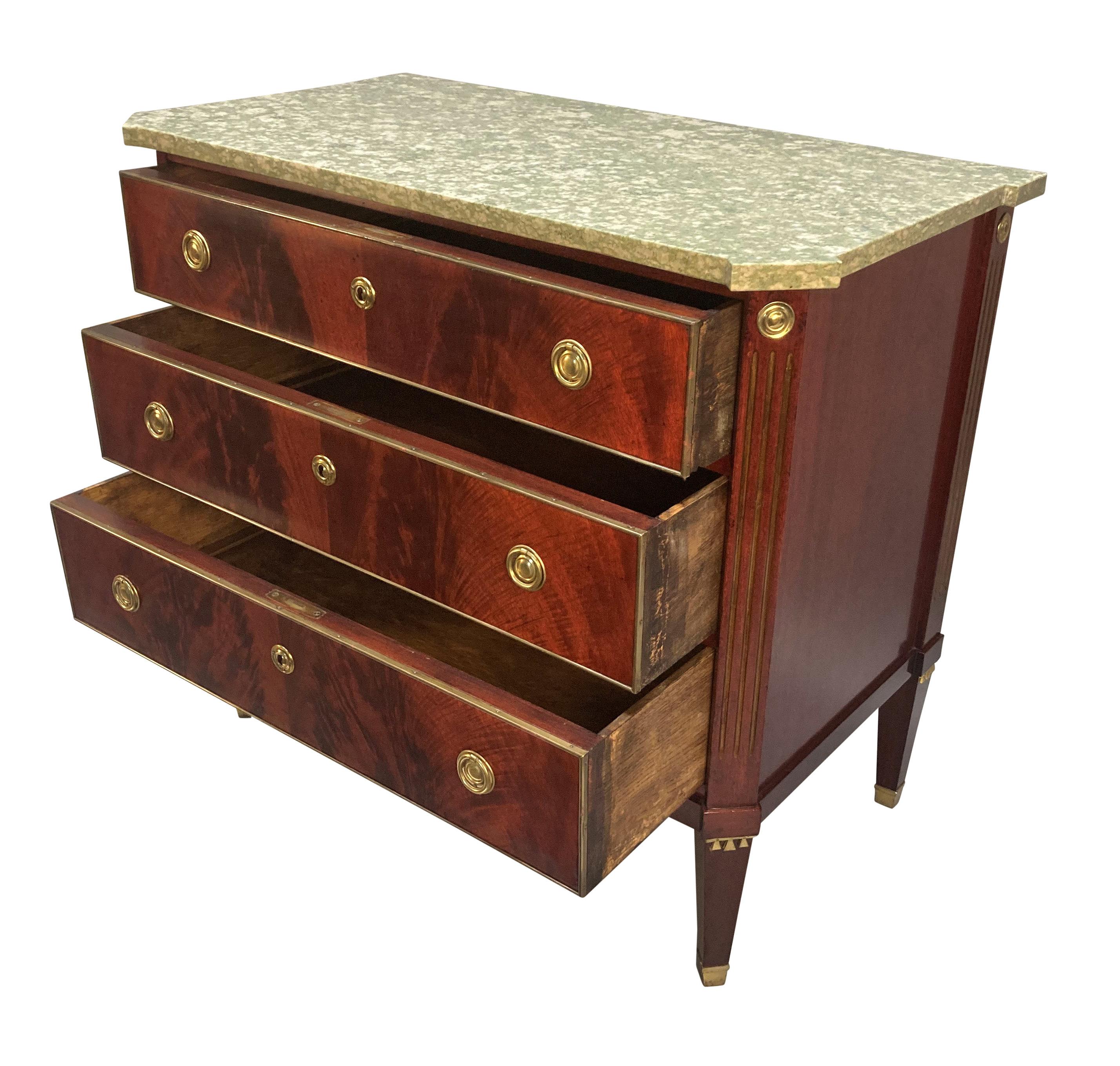 Ottone Commodo russo del XIX secolo con piano in marmo verde pallido in vendita