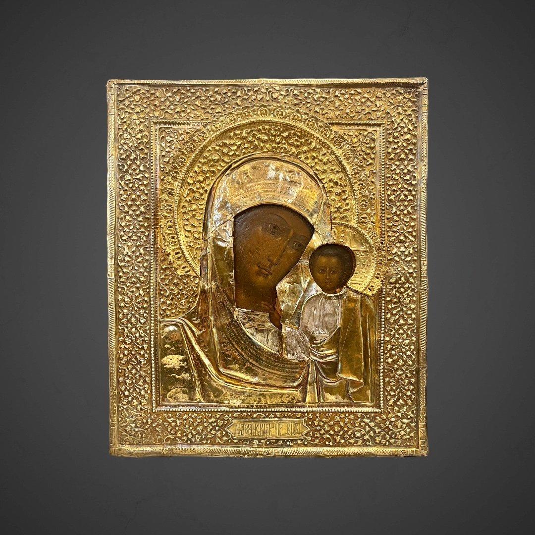 Nous vous présentons cette exquise et rarissime icône russe ornée d'un oklad en argent doré, portant les marques de l'orfèvre et du fondeur, et mesurant 31,5 x 26,5 cm. Traditionnellement, les icônes russes englobent diverses représentations de la