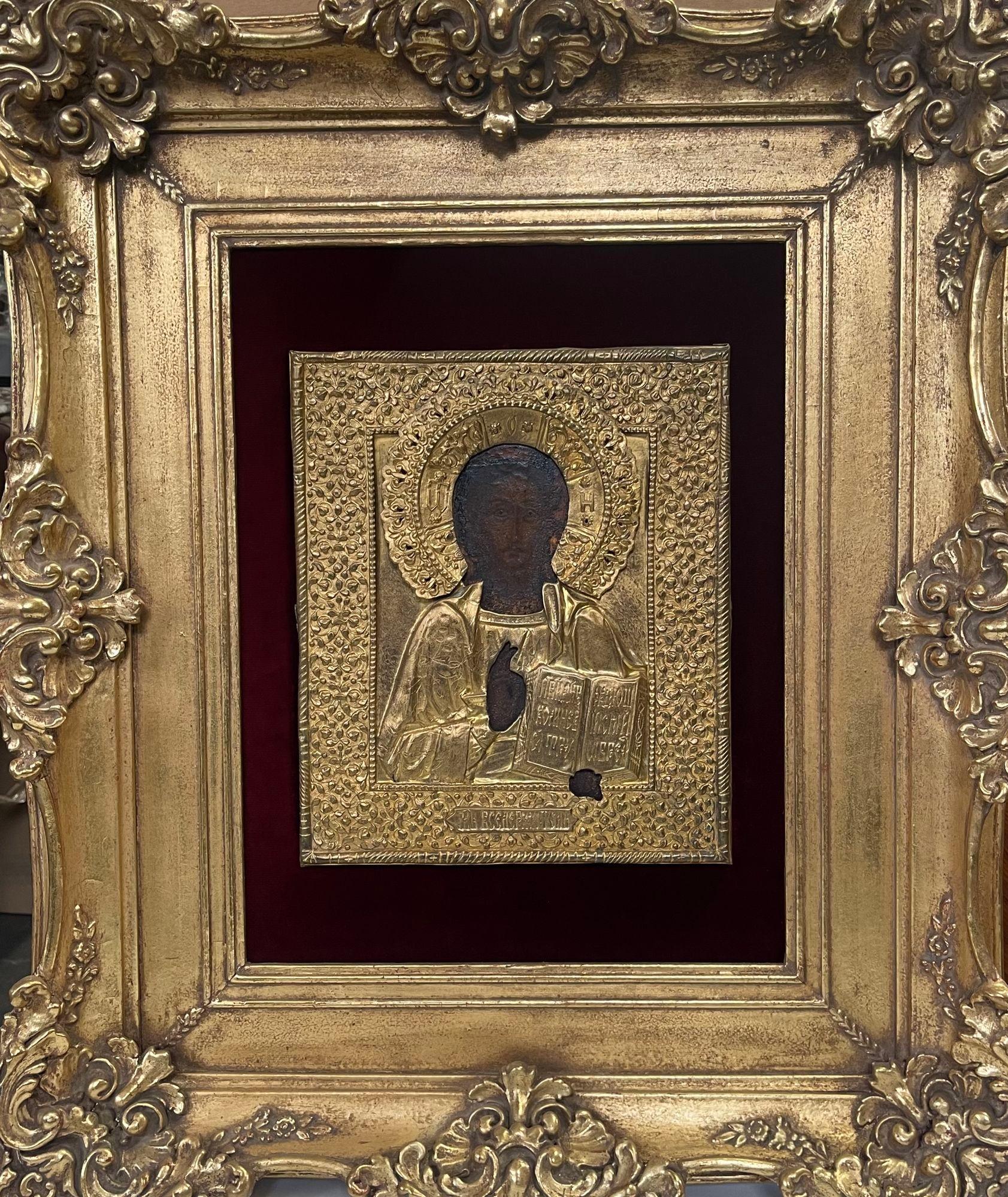 Legno Icone russe del XIX secolo raffiguranti il Cristo Pantocratore con cornice in metallo dorato e dorata in vendita