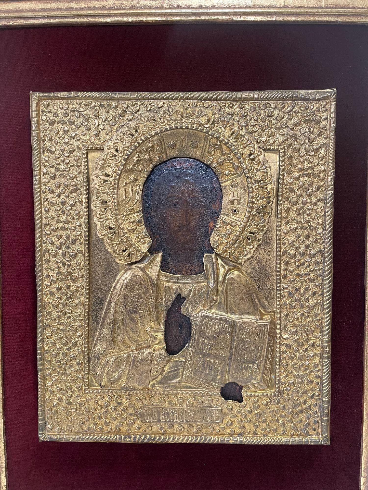 Icone russe del XIX secolo raffiguranti il Cristo Pantocratore con cornice in metallo dorato e dorata in vendita 1