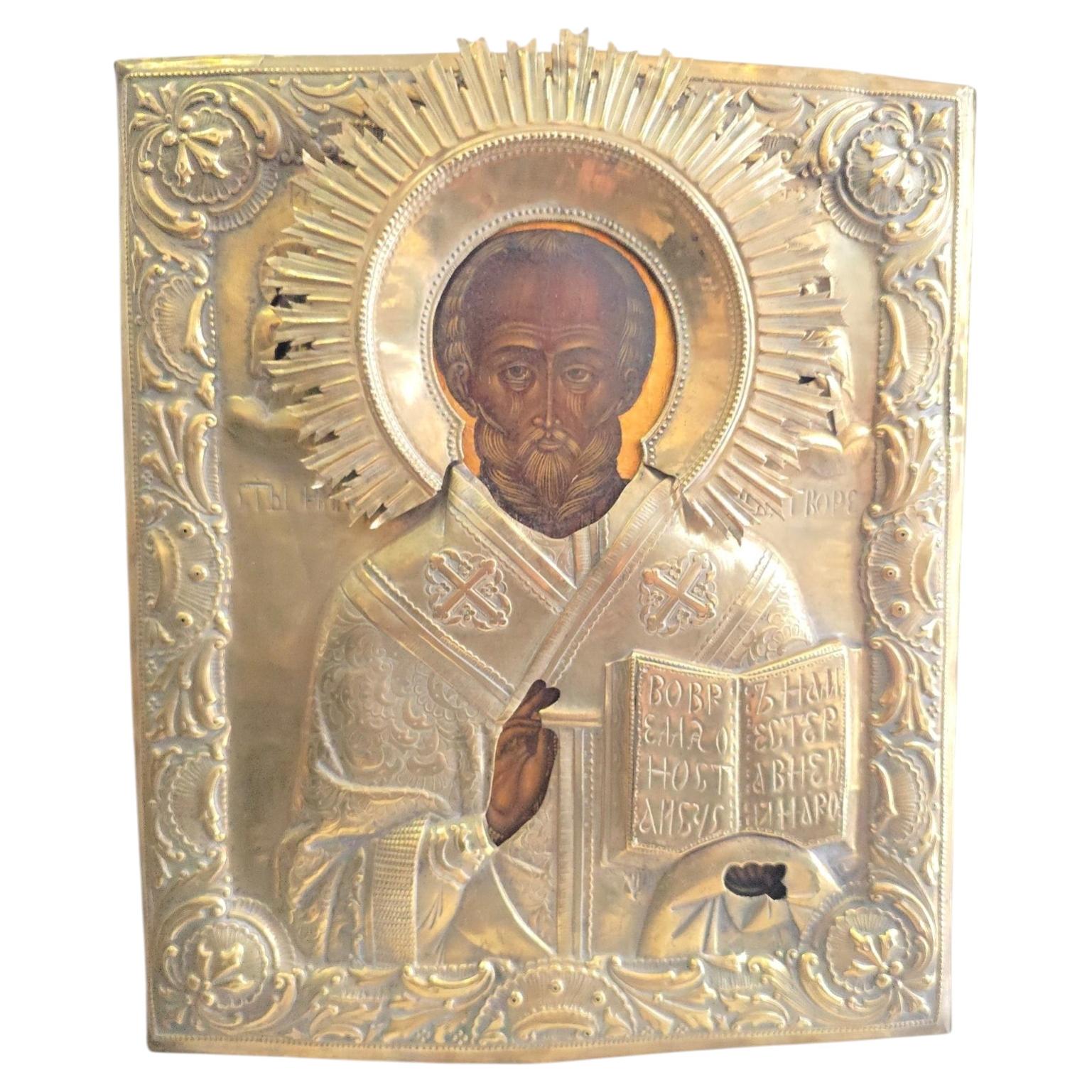 Icone russe du XIXe siècle représentant saint Nicolas, avec un oklad en métal argenté