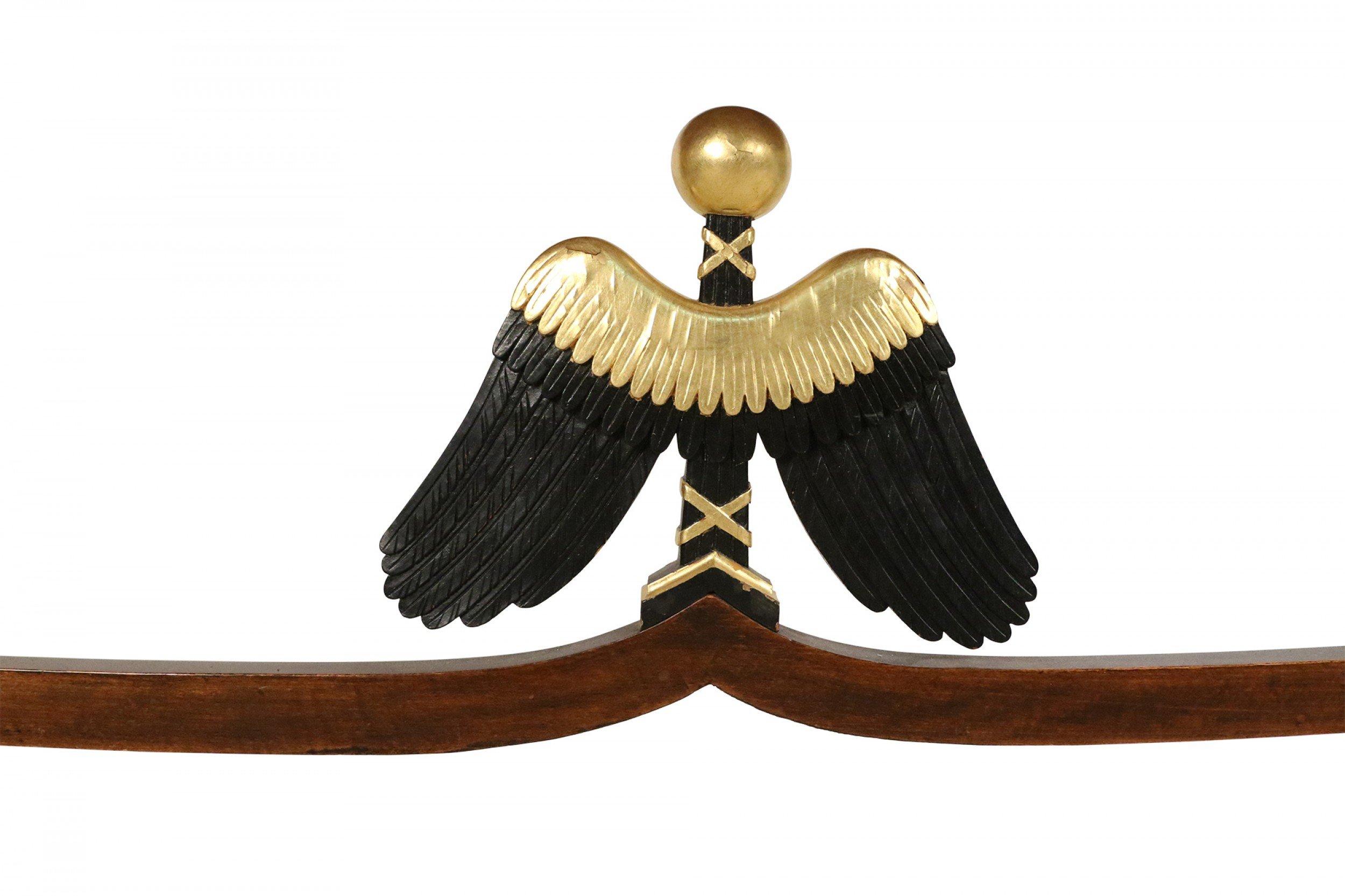 Bureau russe du 19ème siècle en acajou et dessus en cuir doré à motif d'aigle en vente 3