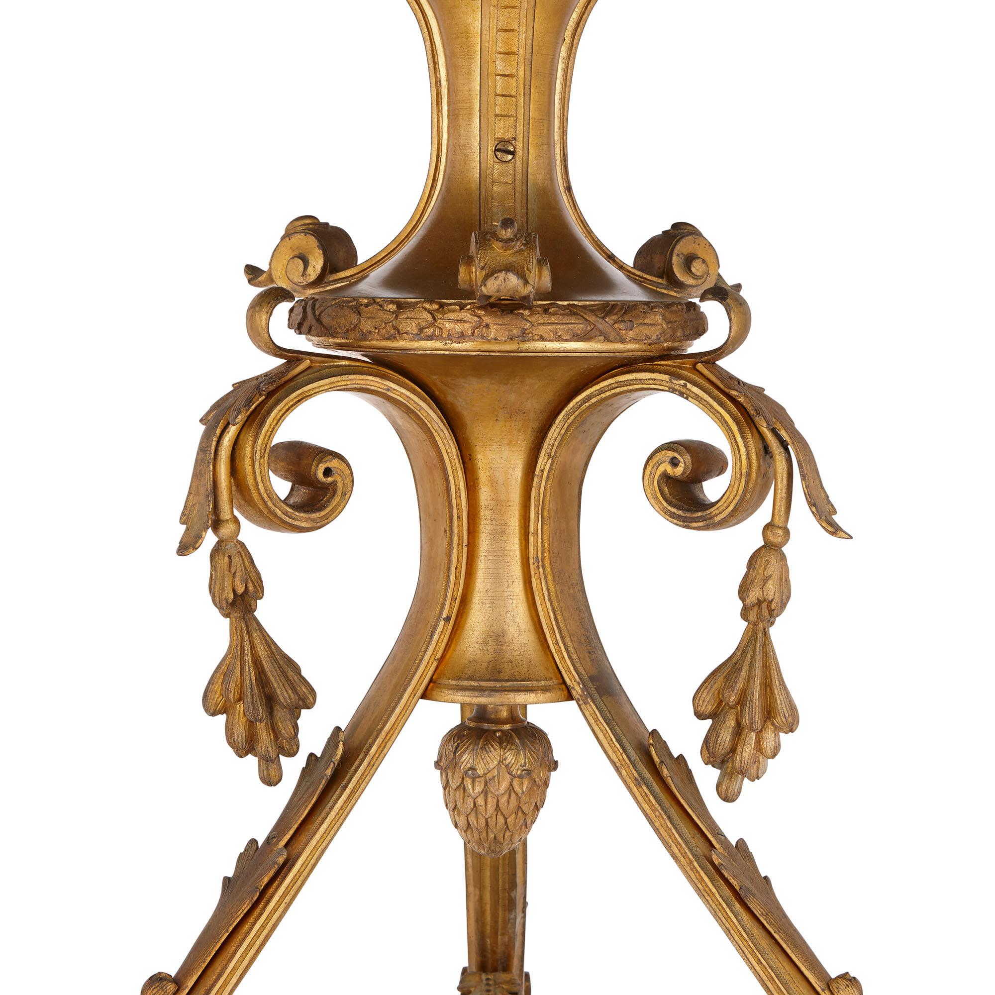 Dieses russische Gueridon (runder Beistelltisch) ist aus wunderschön kontrastierendem grünen Malachit und vergoldeter Bronze gefertigt. Der Tisch stammt aus dem 19. Jahrhundert und veranschaulicht die Mode für Malachitmöbel in Russland zu dieser